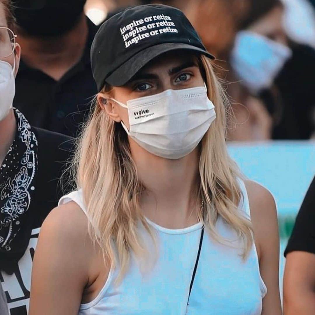 カーラ・デルヴィーニュのインスタグラム：「#WearADamnMask.」