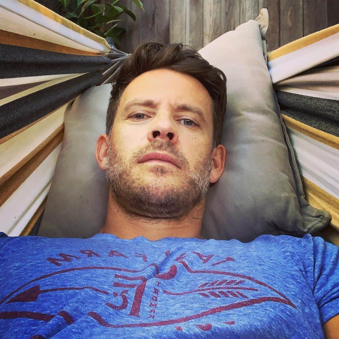 ブライス・ジョンソンのインスタグラム：「Hammock land. Enjoy the weekend, I don’t drink, but have a cold one for me! 👆🏼🍻」