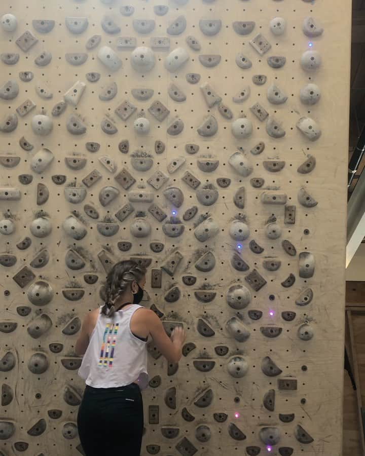 チェルシー・ルーズのインスタグラム：「Today I ventured to the climbing gym for the first time in months. It was weird. I found my original plan was too much to do with a mask on. Breathing heavily in a mask was triggering asthmatic feelings; having grown up with severe asthma that landed me in the hospital every season made me want to throw up my hands and leave. But I didn’t. I readjusted and became reacquainted with the Tension Board. I didn’t do anything benchmark for myself but it felt good to have a simple session without having to think of logistics and weather and all of the things.   And the gym was completely empty. So that was very nice too.   I guess this is a reminder to all of you - I am a climber despite my lack of posting climbing related things on here as of late. I promise I’ll get better at sharing those things with you too. Just sometimes it’s nice to reel it all in  and be screen-less (hence no photos) while spending time with friends outdoors climbing.   I hope you all are reuniting with climbing in one way or another, while still working to make a positive impact on our world and for humanity all while taking care of yourselves in other ways too.」