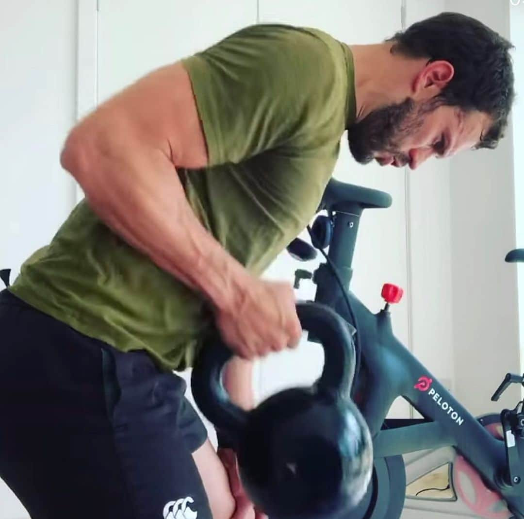 Just Jaredさんのインスタグラム写真 - (Just JaredInstagram)「@jamiedornan revealed on Instagram today that he likes to work out while listening to musicals! #JamieDornan Photos: @jamiedornan」7月18日 5時36分 - justjared