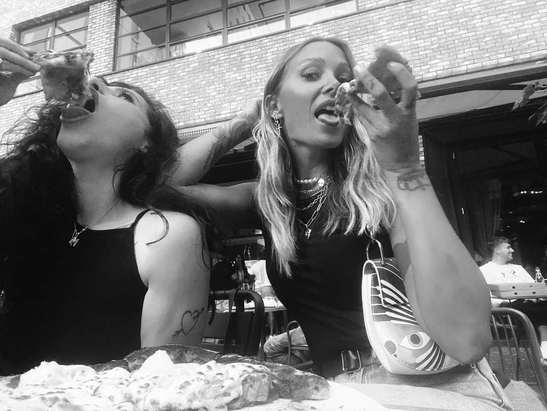 ルー・ティーズデールのインスタグラム：「Hands down best food in London @gizandgreens 💙❤️」