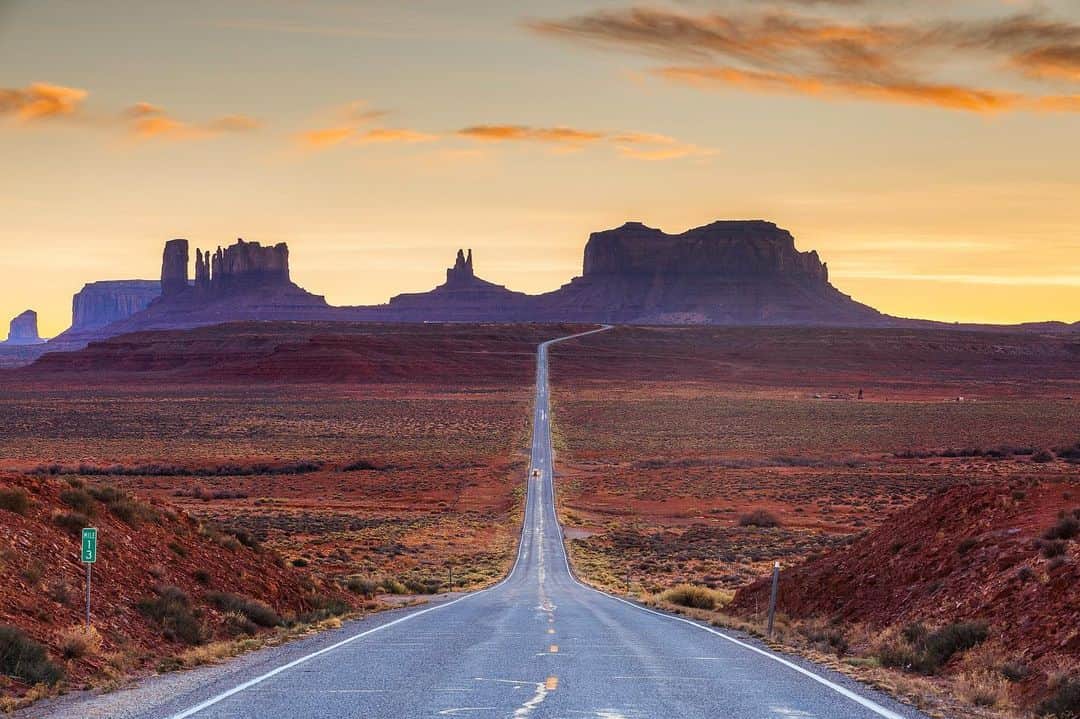 Lonely Planetのインスタグラム：「🚗Planning a US road trip? It's going to be a little different this year but don't worry - we've got you covered. Tap the link in our bio to learn how to prepare for a road trip during the pandemic and don't forget to share this post with your car companion.」