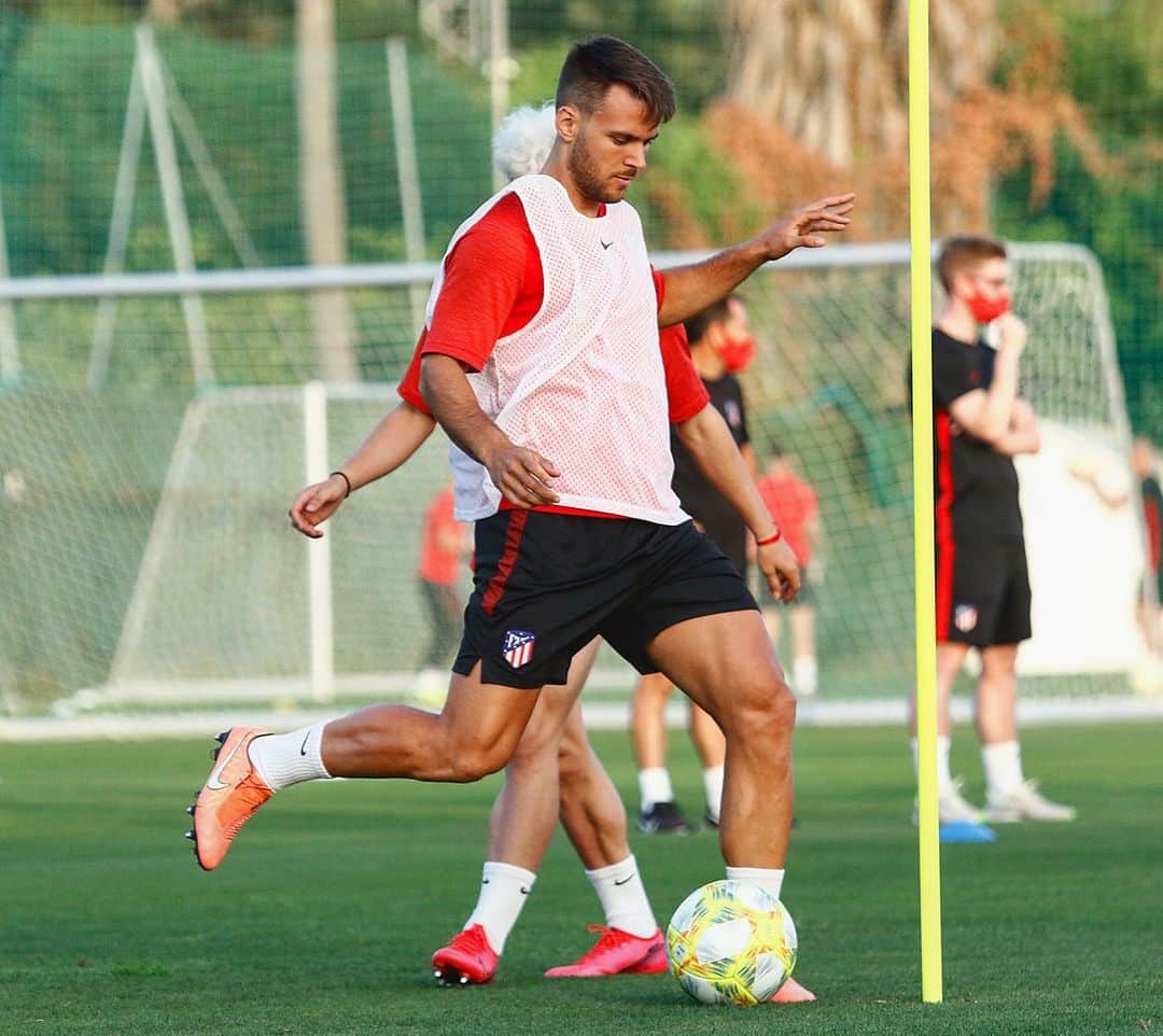 カルロス・カルボネルのインスタグラム：「Se acerca aquello por lo que hemos estado luchando toda la temporada...⌛️⚽️ Vamos equipo 👊🏽👊🏽🔴⚪️」