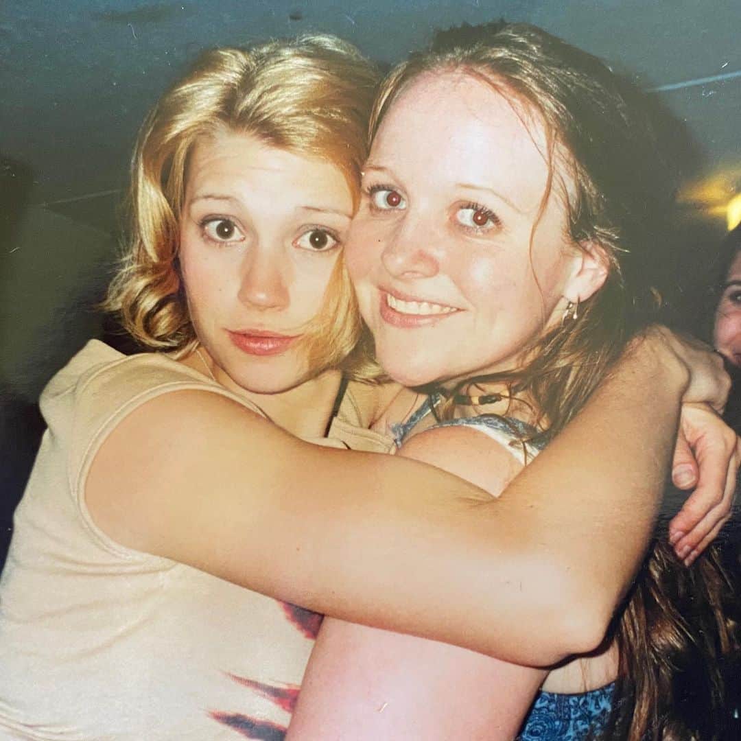 ジュリー・マクニヴンのインスタグラム：「#fbf to a million years ago when I was 20 with my friend @taraleigh924 ...one day we’ll hug again 😭」