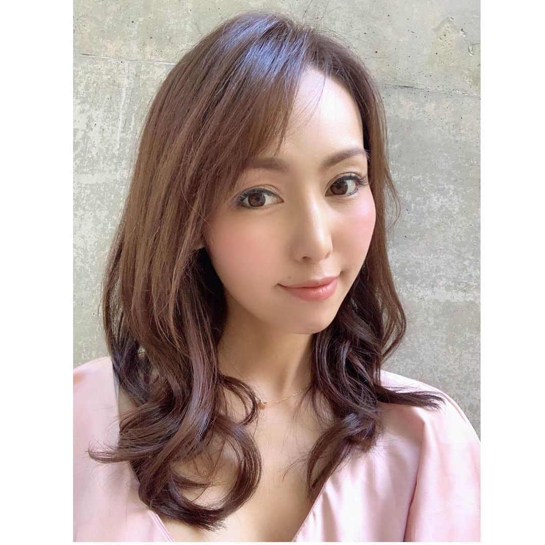 澤野井香里のインスタグラム：「今年の夏は雨が多い。。。。☔️﻿ 早く梅雨あけないかな。。。^^;﻿ ﻿ そんな中、リフレッシュしにヘアサロンと#マツエクメンテナンス の美容day＾＾﻿ ﻿ ヘアは @toku.18 さんおまかせメニューで、oggiotto のとっても癒されるトリートメントにカットカラーもして頂いて落ち着いた透明感のあるベージュカラーに✨﻿ ﻿ #CARE梅田 @careumeda  @care_salon ﻿ アーバンテラス茶屋町B-4﻿ ☎︎0663720116﻿ ﻿ #リトルリッカ　のマツエクはいつものオーダーで、マスカラなしでもパッチリ👁なので、毎日マスク😷してるから普段のメイクは眉と日焼け止めだけでも👌◎ ﻿ 全体♦︎ピュアカール 10.11.12mm﻿ 目尻♦︎シャインカール 12mm﻿ 150本/お仕上げコーティング👁﻿ ﻿ @lycka_mm @little_lycka_umeda  @lycka_eyelash_este @lycka_nishinomiya   梅田・甲子園・三宮・心斎橋﻿ ご予約&お問い合わせ☎︎﻿ 西宮→0798-41-7572﻿ 神戸・大阪 →080-4240-6157 ﻿ ﻿ マスクや除菌の対策しっかりされてるサロンは安心だし、 束の間のお一人さま時間で心の余裕が生まれる☺️﻿ 週末のお祭り、お天気持ちますように🙏﻿ ﻿ #ks_20✨ #ks_beauty✨﻿ #osaka #umeda #careumeda #hairsalon #ks_osaka✨ #大阪 #梅田 #ケア #CARE梅田 #大阪美容室 #梅田美容室　#リトルリッカ　#リトルリッカ梅田　#睫毛エクステ　#プライベートサロン　#大阪マツエク #マツエクデザイン」