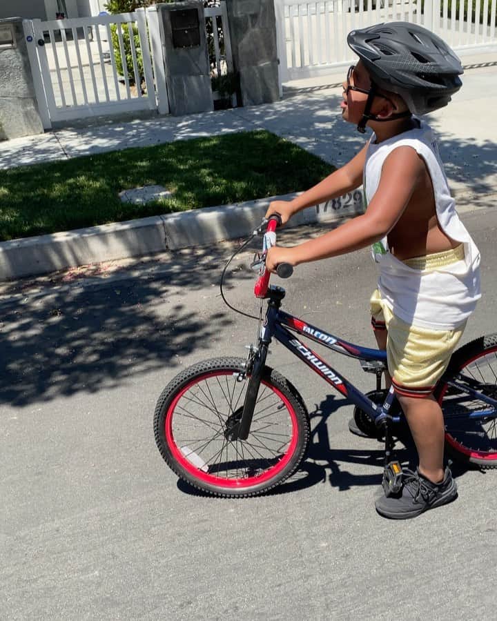 ウィズ・カリファのインスタグラム：「💯My boy is a pro bike rider」