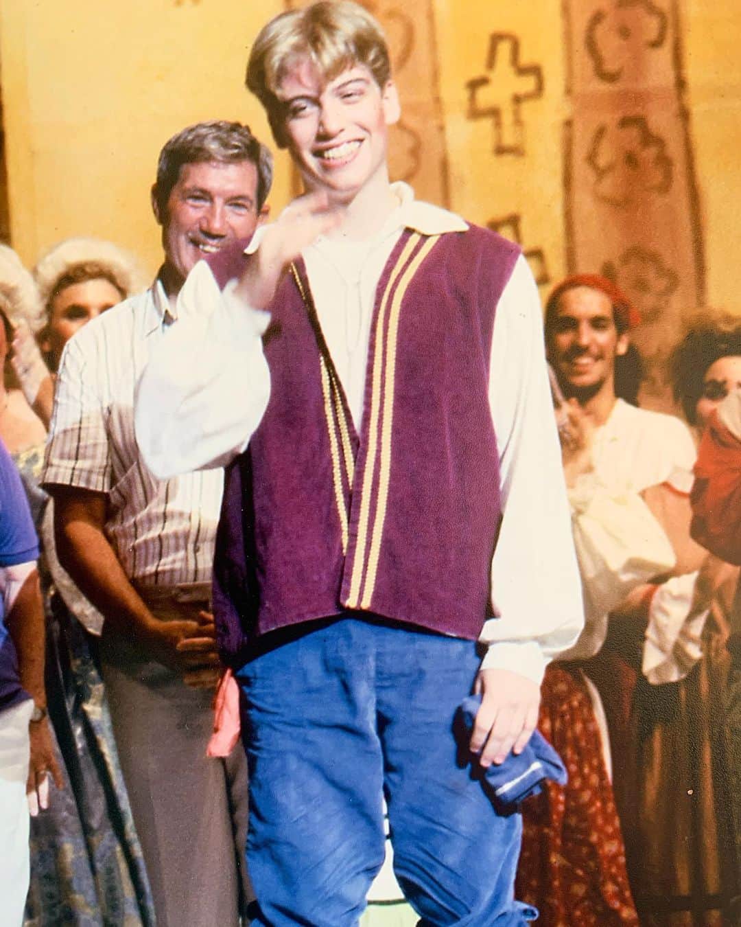 バーレット・フォアのインスタグラム：「I recently unearthed this pic of 17-year-old Barrett at the final performance of Interlochen Arts Camp’s High School Operetta production of Gilbert & Sullivan’s THE GONDOLIERS. I was never a lead in the Operettas, so this captured my disbelief and “awe-shucks-ness” at being awarded Most Outstanding Male Chorus Member OF THE LAST 25 YEARS. A slightly ridiculous if somewhat significant honor since the casts were huge. (I was chosen out of 1,000 guys.) (Looking back, I think they were just blinded by all that blush and my 90s center part. 💁🏼‍♂️ #goldenarches)  I always liked performing in middle school, but the four glorious high school summers I spent at Interlochen Arts Camp plunged me headfirst into the dynamic, transformative, unifying power of The Arts.  It was there I grew from a 14-year-old boy who liked to play pretend to a 17-year-old artist utterly devoted to his craft.  For eight weeks and four summers, I stood side by side with student artists from all over the globe at the very top of their craft - from classical cellists to jazz percussionists, modern dancers to pottery makers, creative writers to Shakespearean actors - I was constantly in awe and constantly inspired.  It was pure magic.  Interlochen Public Radio recently interviewed me about my time at Interlochen, on Broadway, and on 11+ seasons on NCIS: Los Angeles. The link to the article and radio interview are available in my bio.   The arts can, will, and must keep thriving.  As a way to give back to an institution that gave me so much (including this preposterous award!), I established the Barrett Foa Endowed Scholarship in Theatre Arts.  I return to Interlochen every few years to meet my scholarship students, teach master classes, and relive the magical memories hidden around every corner.   “Dedicated to the Promotion of World Friendship Though the Universal Language of the Arts”  #interlochenartscamp #interlochen #interlochencenterforthearts #summer #summercamp #arts #TheArts #theatre #theater #theatrekid #musicaltheatre #opertta #gilbertandsullivan #chorus #onetimeatbandcamp #thisonetimeatbandcamp」