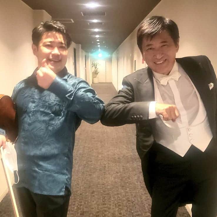 藤岡幸夫のインスタグラム：「関西フィル定期終了！コンマス岩谷祐之さんのシベリウス協奏曲は妖艶にして豪快❗素晴らしかった❗(年内発売のシベリウス交響曲全集に追加！)❗チャイコフスキー弦楽セレナーデも繊細にして情熱的に良く歌うラテン系の関西フィル❗に久しぶりのシンフォニーホールで帰ってきた幸福感‼️😊ホールのスタッフがビールを用意して下さり感謝‼️次は城陽でプログラム通り😊　  本日１８日(土曜)のエンターザミュージック(BSテレ東 毎週土曜朝８時半～)はマーラー交響曲１番‼️」