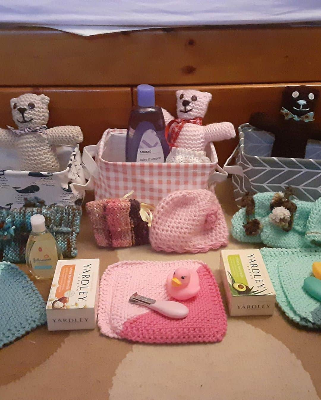 People Magazineさんのインスタグラム写真 - (People MagazineInstagram)「A teenage girl in Illinois undergoing chemotherapy has found a way to give back as she braves her battle with cancer. 🙏 Tavinya Taylor, 16, has been crocheting items for gift baskets to give to the families of babies in the neo-natal intensive care unit at the hospital where she recently started her fifth chemotherapy cycle. "I thought, ‘Why not do something fun that could bless others?’" the teen said. "That’s what I was trying to do — brighten their parents’ day and give them hope that it’s going to get better." ❤️ 📷: The Taylor Family」7月18日 6時23分 - people