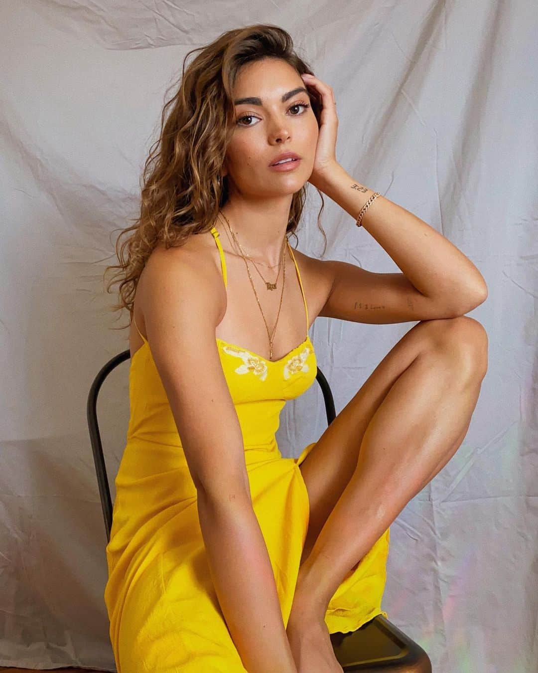 キラ・サントーロのインスタグラム：「i really yellow is the happiest color 🌻🌼✨ also added more stuff to my depop 🥰🥰」