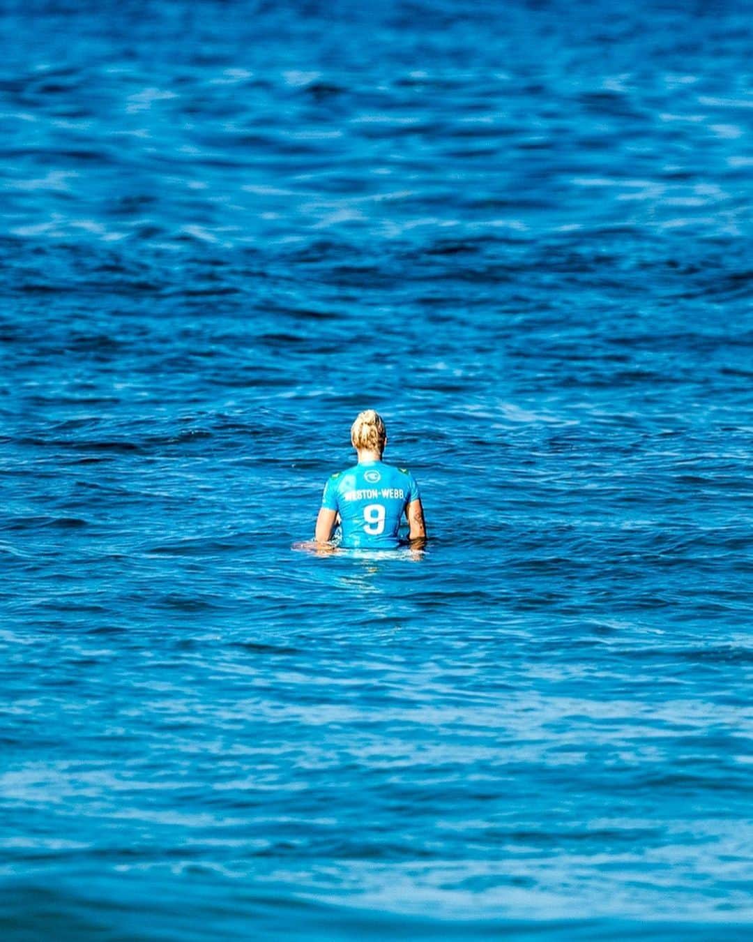 タティアナ・ウェストン・ウェブのインスタグラム：「2020 @wsl World Tour has officially been cancelled. What a strange year due to #covid19, the most important thing is that we are all trying our best to stay safe, and continuing to keep our heads held high and stay positive throughout this time. Thank you @wsl for keeping all of your athletes safe with this decision. 2021!!! Big changes coming and I couldn’t be more excited. My favorite part of the announcement is that the women will be competing at Teahupo’o again. It will be challenging and tricky but I can’t wait, and lastly, thank you to all the fans for your patience throughout this year. We love you all. Stay safe and healthy. // O circuito mundial da @wsl 2020 foi oficialmente cancelado. Que ano estranho, por cause do #covid19, o mais importante é que e permanecer positiva durante esse tempo.  Obrigada @wsl por manter todos os seus atletas seguros com esta decisão.  2021 !!! Grandes mudanças estão chegando e eu não poderia estar mais animada.  Minha parte favorita do anúncio é que as mulheres estarão competindo em Teahupo'o novamente.  Vai ser desafiador e complicado, mas mal posso esperar e, por fim, obrigado a todos os fãs pela paciência ao longo deste ano.  Nós amamos todos vocês.  Fiquem seguro e saudáveis. 🤍🤍🤍」