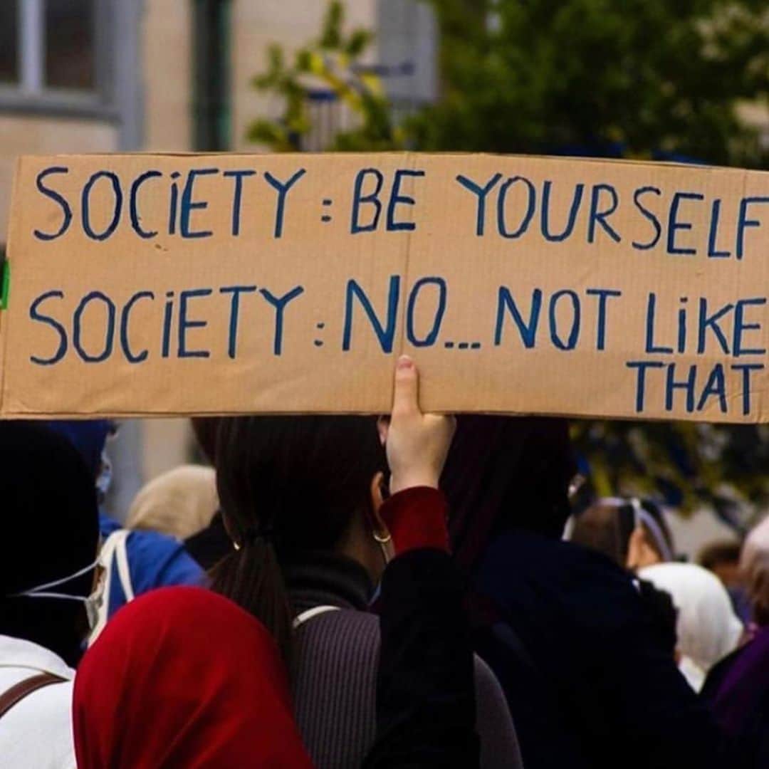 ゼリカ・シルバーのインスタグラム：「Religious freedom is a right. Muslim women are being banned from wearing a hijab in universities in Belgium. How can you force someone to choose between wearing their hijab or getting an education? Even if a religion does not align with your faith, who are you to validate or dismiss the beliefs of others? Although I am not religious, I believe that freedom of religion is a human right. WE CAN’T FIGHT OPPRESSION WITH MORE OPPRESSION. I’ll leave you with one of my favorite quotes and one that more of us can live by “I may not agree with what you say, but I will defend to death your right to say it.” #voltaire #hijabisfightback #donttouchmystudies」