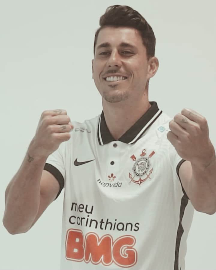 ダニーロ・フェルナンド・アベラールのインスタグラム：「FALA, FIEL! O manto novo chegou, mas um de vocês é que vai levar pra casa. Bem simples, é só seguir meu perfil e marcar 3 amigos nos comentários.  Não vale marcar perfil de famoso, hein?!  O sorteio vai ser feito na terça-feira, 21/07!   Boa sorte! Vai, Corinthians! ⚫️⚪️」