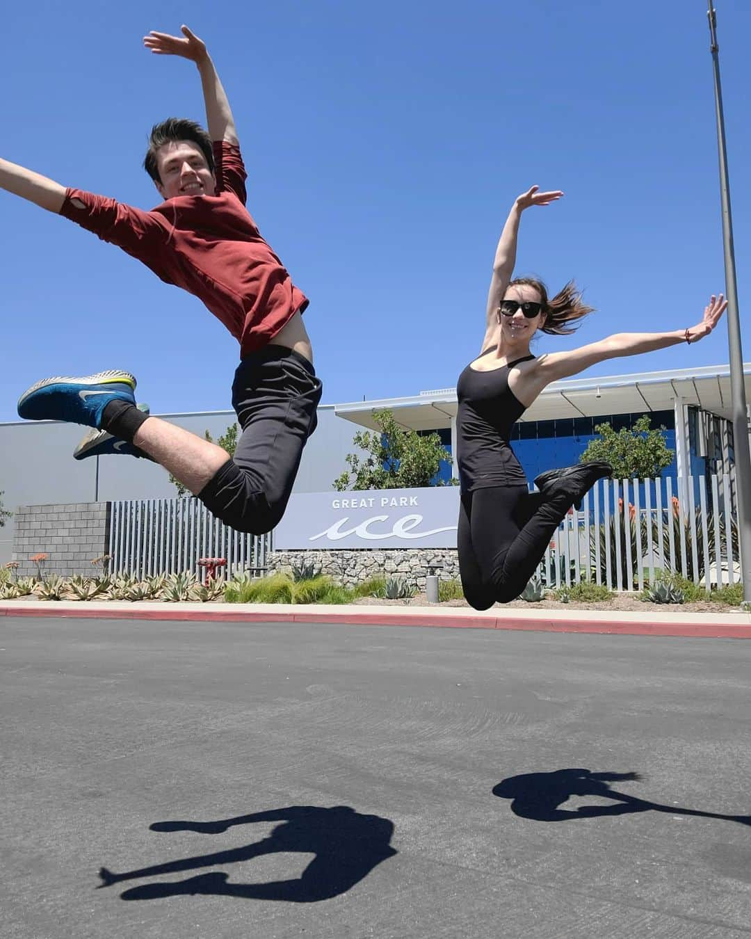 ヤロスラフ・パニオットのインスタグラム：「This hot days turn floor in to lava @alyoner @greatparkice  #hotday #jumpy #jumpinghigh #hothotbabe #greatparkice」