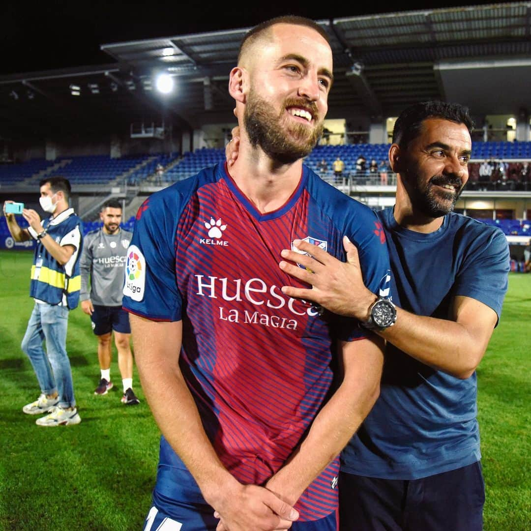 LFPさんのインスタグラム写真 - (LFPInstagram)「@sdhuesca LOVE these 2... ❤️💙 • #Pulido #Michel #Huesca #Promotion #LaLigaSantander #LaLiga #LaLigaSmartBank」7月18日 6時58分 - laliga