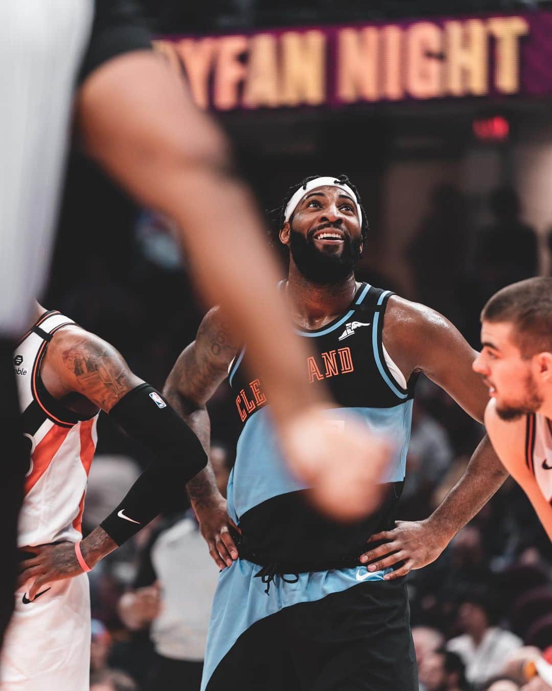 アンドレ・ドラモンドのインスタグラム：「Man I cant wait to get back out there!! Watching these old highlights has me ready to play TODAY! Comment below what your favorite play from last season was! 🏀🏀🦋🤍🦋🤍」