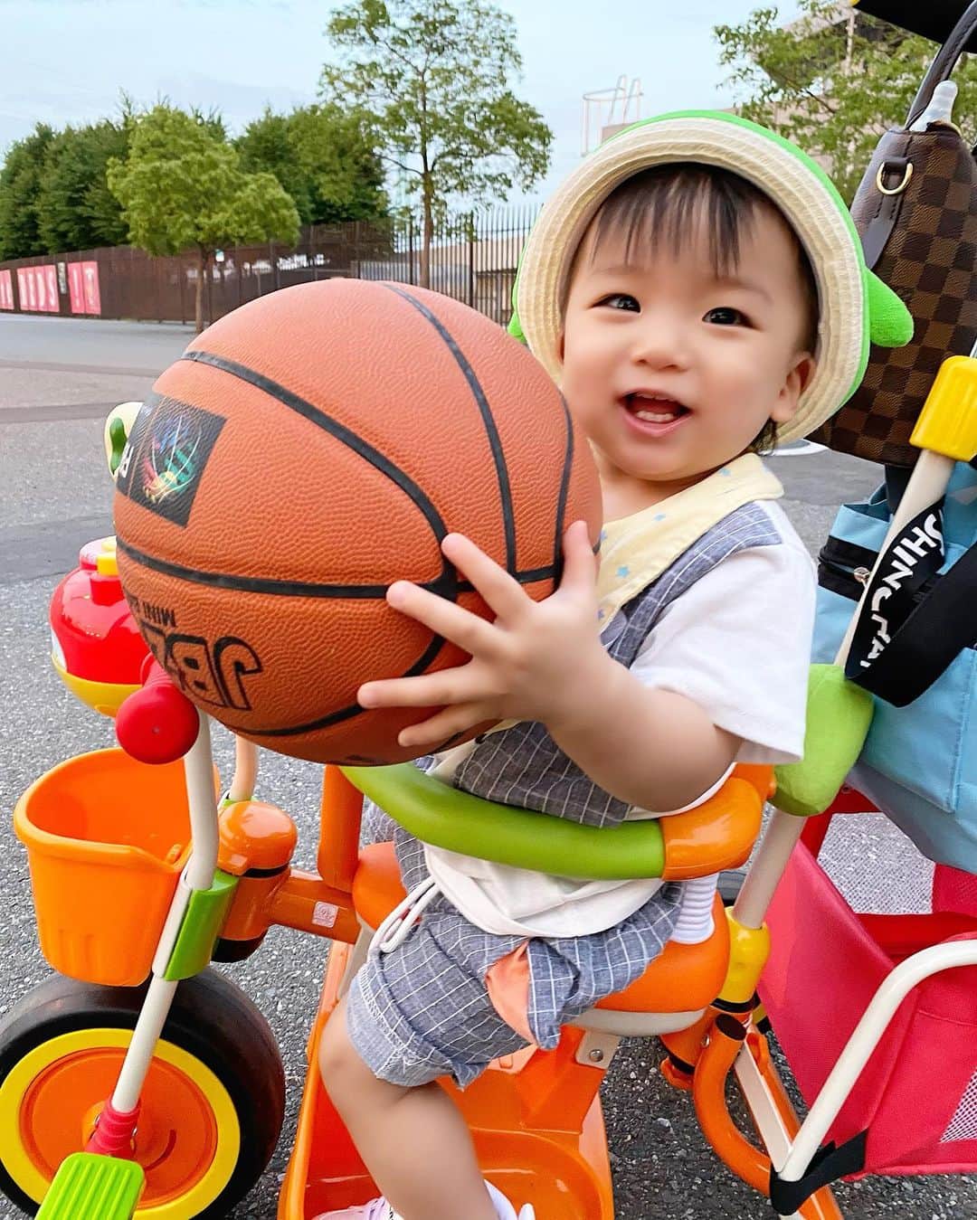 Momoeのインスタグラム：「. .  顔よりボールの方がデカイ事ある？ . . #happy #家事 #育児 #family #家族 #boy #smile #男の子 #息子 #code #love #lucky #kids #子供 #thankyou #宝物 #ベビー #fashion #follow #心 #縁 #パパ #ママ #家族写真 #男の子ママ #赤ちゃん写真 #photo #子育て #1歳 #flower」