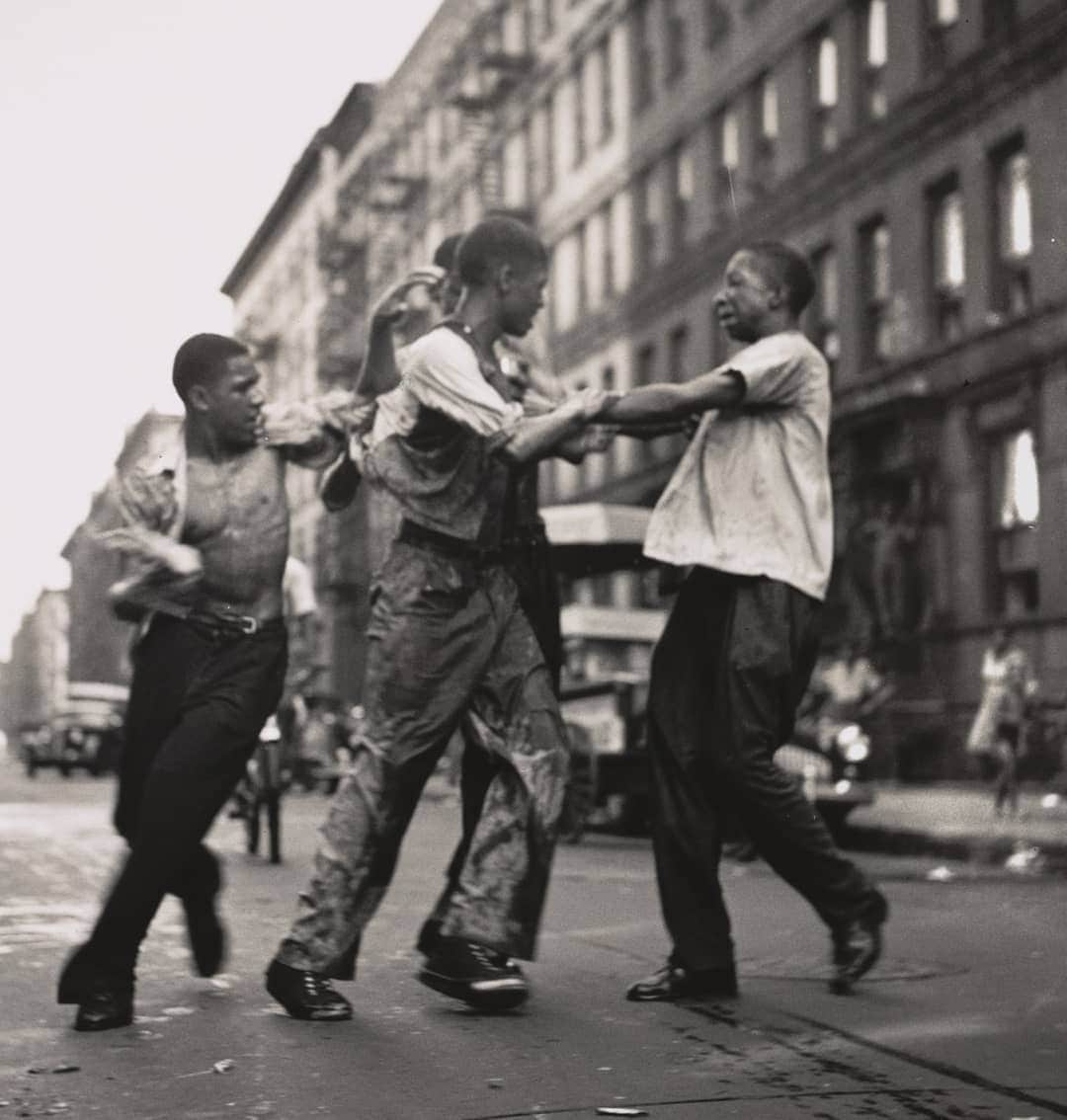のインスタグラム：「“#GordonParks compels us to look beyond binaries of black and white, the building blocks of his artistic vocabulary, employing ambiguity as a way of destabilizing our assumptions. He understood that an assignment for Life magazine (such as this one) could also function as art, and that these bodies in motion—exquisitely drawn within the receding perspectives of the surrounding buildings, a bare arm silhouetted in an otherwise uninterrupted void—evoke grace as much as aggression, as implied by the title. Yet for Parks there were no gray areas when it came to right and wrong: he fought tirelessly for equality and justice.” — @thesarahmeister   Read more from curator Sarah Meister on how the groundbreaking photographer compels us to look beyond easy categories in our #MoMAVirtualViews at mo.ma/gordonparks (link in bio). --- [Gordon Parks. “Harlem Gang Wars” (detail). 1948. Gelatin silver print. © 2020 Gordon Parks Foundation] @gordonparksfoundation」