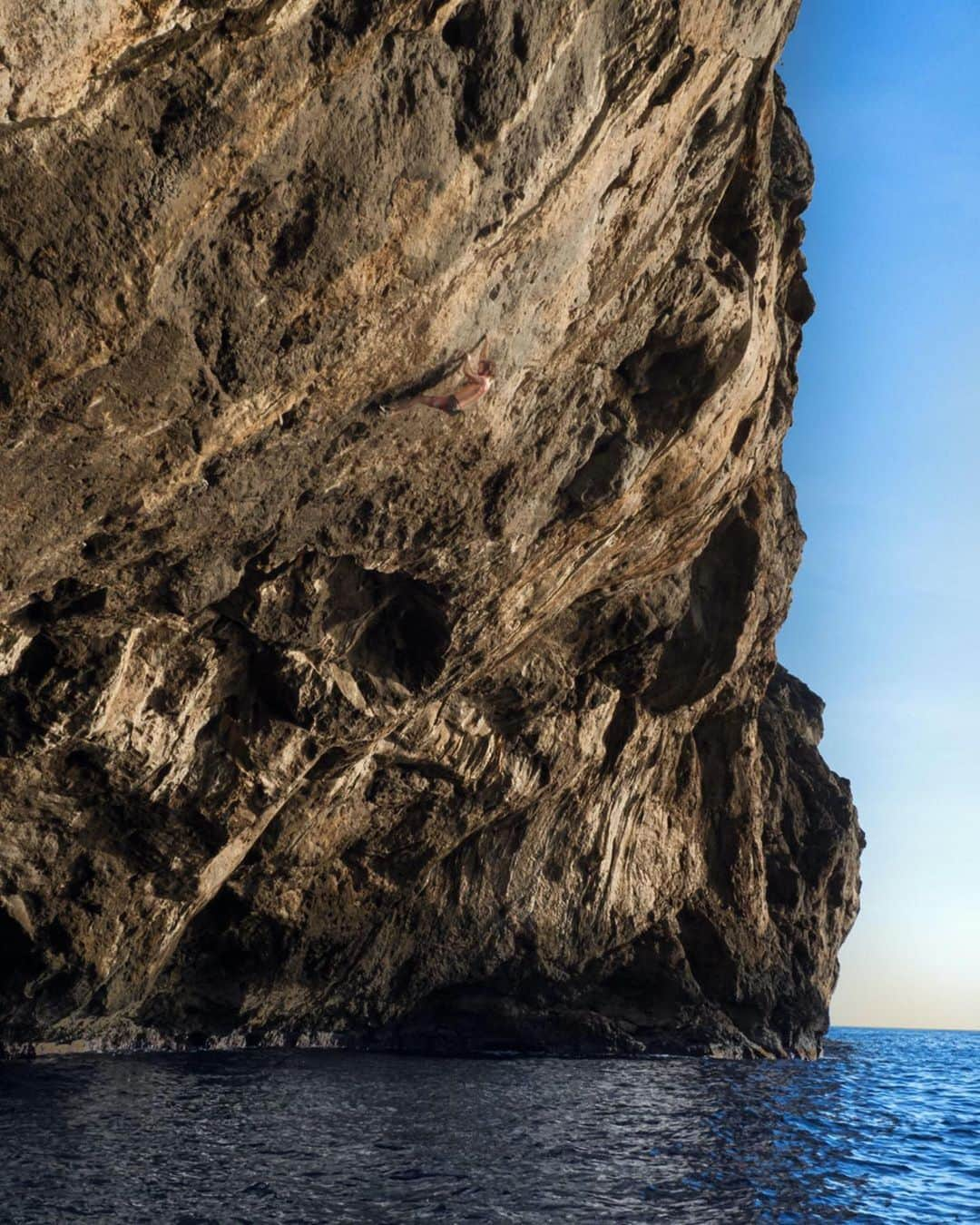 クリス・シャーマさんのインスタグラム写真 - (クリス・シャーマInstagram)「#Repost @sharmaclimbing ・・・ 🇺🇲￼Somewhere between the bottom of the climb and the summit is the answer to the mystery why we climb⁣ • • •⁣ 🇪🇸En algún lugar entre el inicio de la escalada y la cumbre está la respuesta al misterio de por qué escalamos⁣ • • •⁣ #climbing #climb #rockclimbing #sportclimbing #climbing_pictures #tradclimbing #getstrong #boulder #bouldering #bloc #klettern #arrampicata #escalade #escalada #explore #indoorclimbing #adventure #exercise #fitness #training #athlete #climbmore #sport #food #comida #bar @petzl_official @prana @tenayaclimbing @maximropes」7月18日 7時05分 - chris_sharma