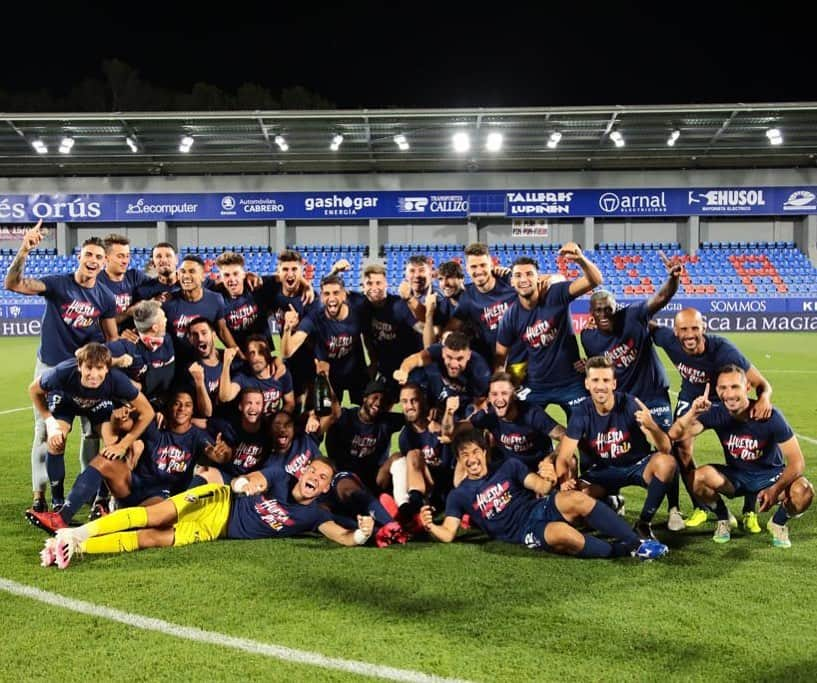 岡崎慎司のインスタグラム：「A PRIMERA ❤️💙 First division ❤️💙 Thank you all fans Congratulations all fans  Grande Huesca ❤️💙💯」