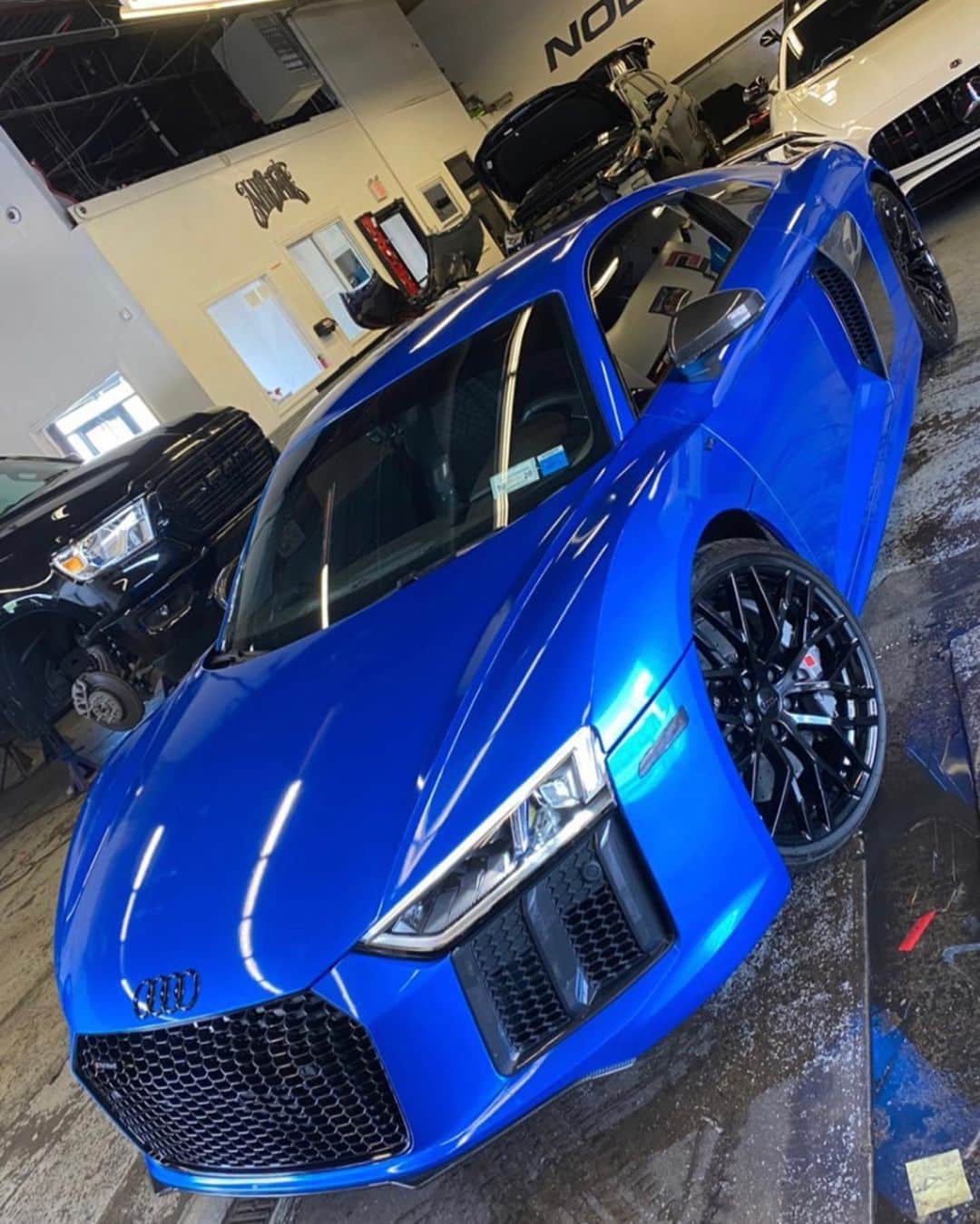 CarsWithoutLimitsさんのインスタグラム写真 - (CarsWithoutLimitsInstagram)「Who else love this body style of the R8 ??  @mr_nolimit01 No Limit Auto Body #carswithoutlimits #audi #r8v10」7月18日 7時35分 - carswithoutlimits