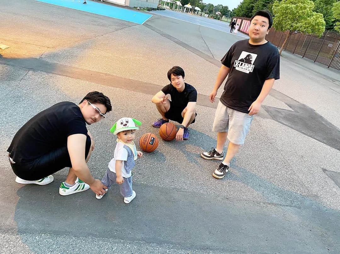 Momoeのインスタグラム：「. .  これはまだポーズ決めない時の写真📸 みんなで夜遅くまでバスケした時🏀 みよがハマりすぎて なかなか帰らなかったんだよなー😂✨ . . #happy #家事 #育児 #family #家族 #boy #smile #男の子 #息子 #code #love #lucky #kids #子供 #thankyou #宝物 #ベビー #fashion #follow #心 #縁 #パパ #ママ #家族写真 #男の子ママ #赤ちゃん写真 #photo #子育て #1歳 #flower」