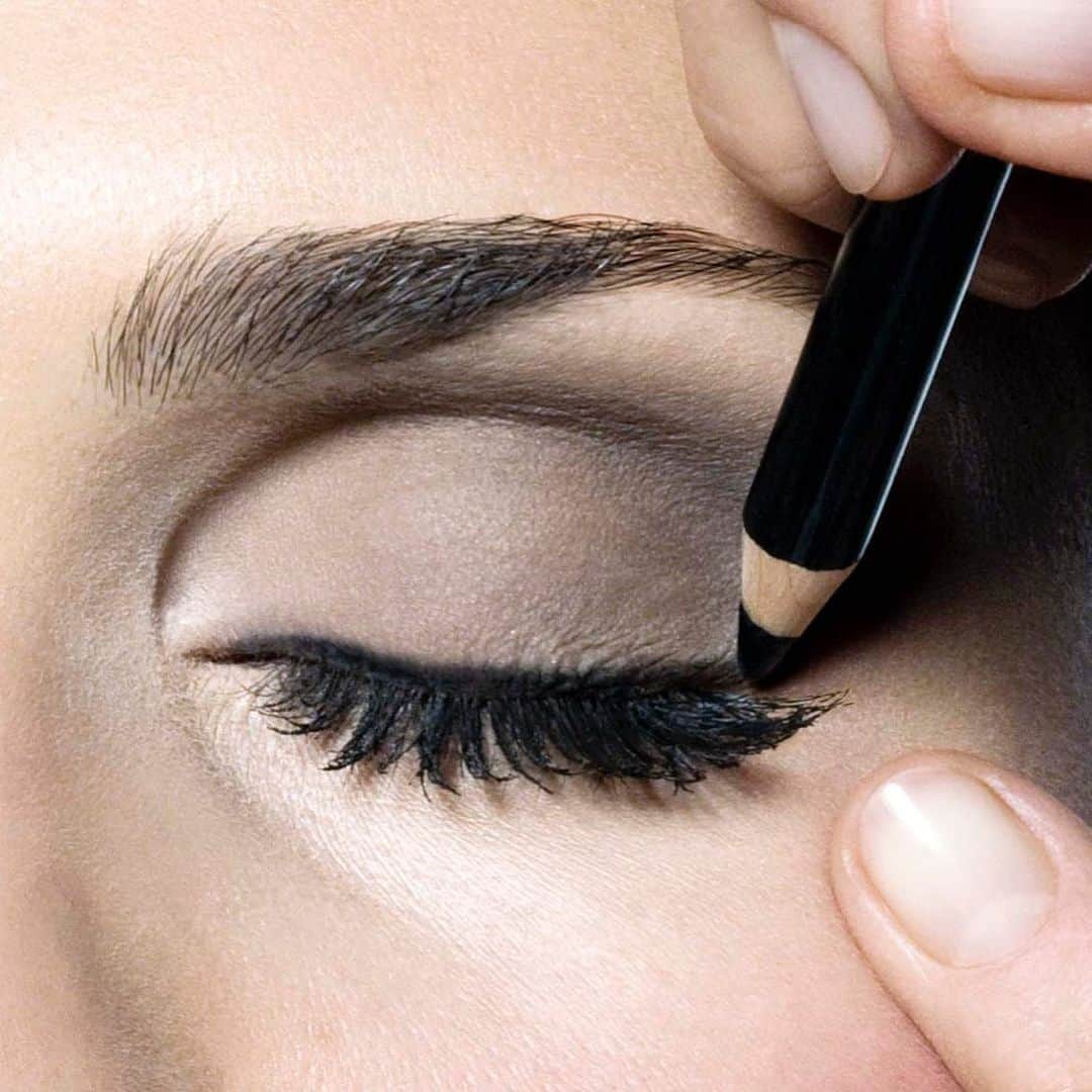 ボビー・ブラウンのインスタグラム：「The power of a good eyeliner pencil. Line close to the lashes  on the top first. Line underneath but less strong. Smudge with your finger after. Don’t worry if it’s not perfect you can go back and add more or take some away with a q tip and some @garnierusa miceller water or non oily remover of your choice. Photo @lisevarrette」