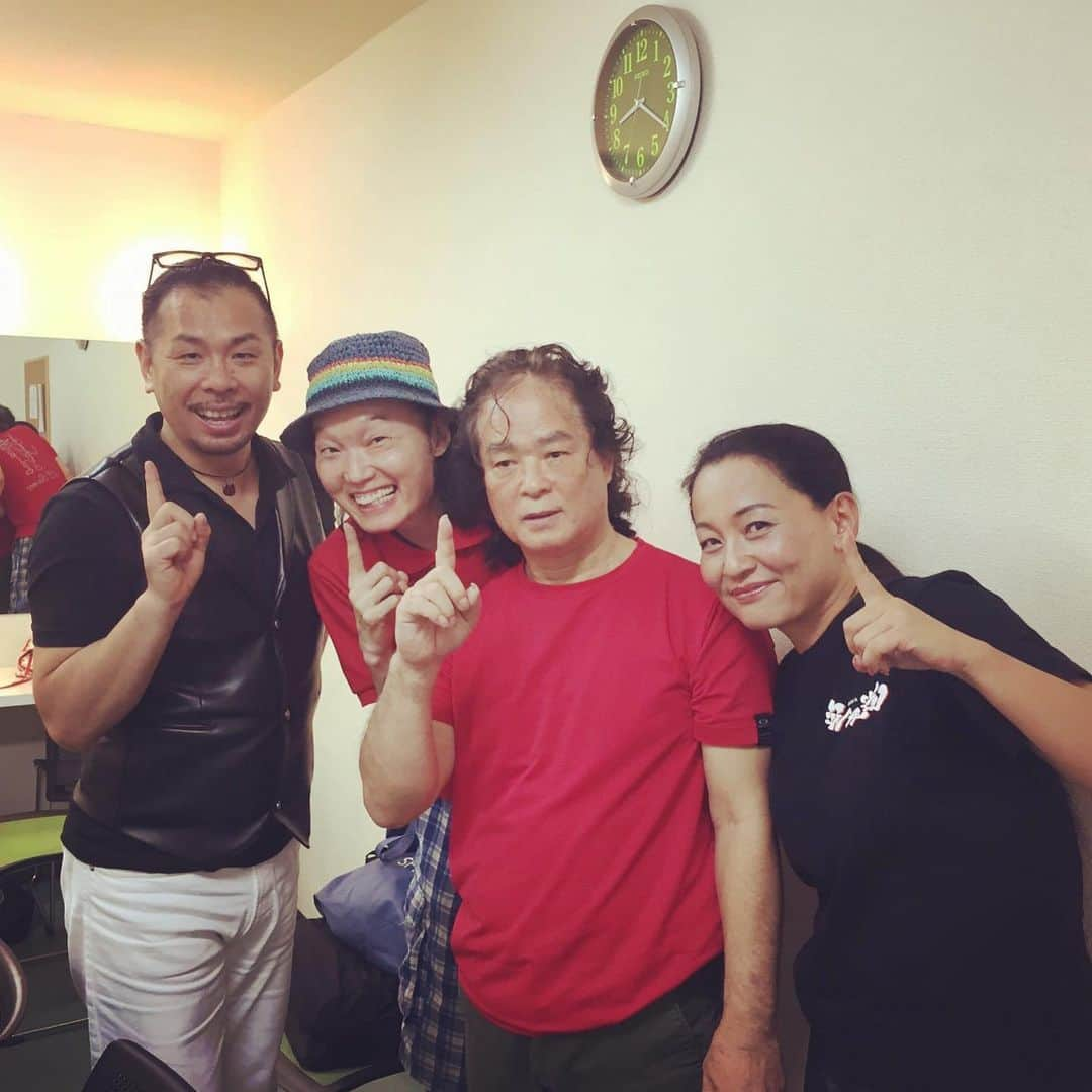 日出郎さんのインスタグラム写真 - (日出郎Instagram)「Artists♫  #2年前のある楽屋にて #日出郎  #燃えるバルセロナ #satsuki ちゃん #zoo #chochotrain #喜納昌吉 さん #ハイサイおじさん  #すべての人の心に花を  #ずれやまズレ子 #毬藻に触れたら阿寒湖」7月18日 7時48分 - hiderou1030