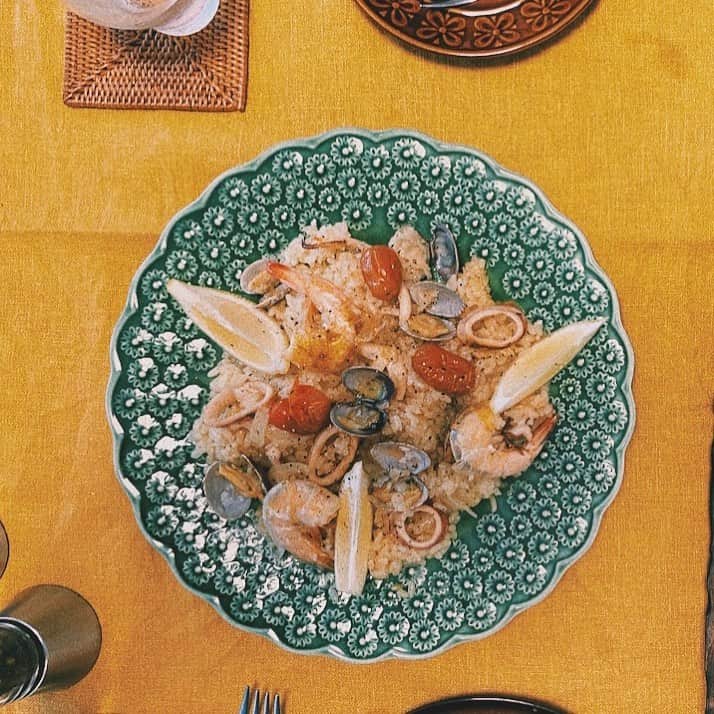 国枝洋子のインスタグラム：「昨日作ったパエリア。  フライパンに具と調味料いれて火にかけるだけ… 簡単にできちゃうパーティー料理🎉 レシピはYouTubeにアップします🦐  引っ越しをしてからやっと落ち着いて料理ができる余裕がでてきた😂  片付け上手な女子になりたい。涙  #おうちごはん #パエリア #レシピ」