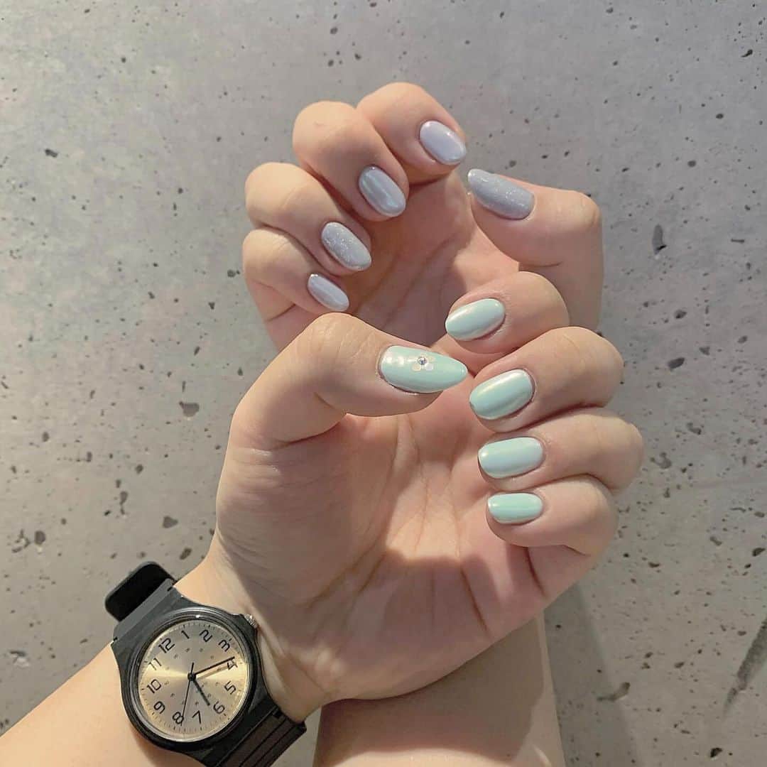 のインスタグラム：「.⁣ ミントカラーとくすみブルーが織りなす、寒色系夏ネイル♡⁣ .⁣ 涼しさを感じる爽やかな寒色系ネイルに挑戦してみない？ミントカラーとくすみブルーを組み合わせることで、夏らしさと大人の可愛さを手に入れることができちゃいます。シンプルながらも存在感のあるデザインで、さりげなく周りの注目を集めてみてくださいね♡⁣ ,⁣ MERYでは他にも「かわいい」に近づくさまざまな情報を発信しています。⁣ @mery.beauty コスメ・美容に特化した情報をお届け♡⁣ @mery_spot 話題のカフェやお出かけスポットをご紹介！⁣ こちらもぜひチェックしてみてください！⁣ .⁣ .⁣ photo by @__na__96__⁣ .⁣ #MERY #regram #instagram #instanail #nail #naildesign #gelnail #handnail #네일스타그램 #夏ネイル #夏ネイルデザイン #ミントカラー #ミントネイル #ブルーネイル #くすみブルーネイル #くすみブルー #オーロラネイル #寒色系カラー #寒色系ネイル #寒色系 #ワンカラーネイル #シンプルネイル #ワンカラー #ネイルサロン #ハンドネイル #ジェルネイル #お洒落 #お洒落さんと繋がりたい #MERY女子 #メリー」