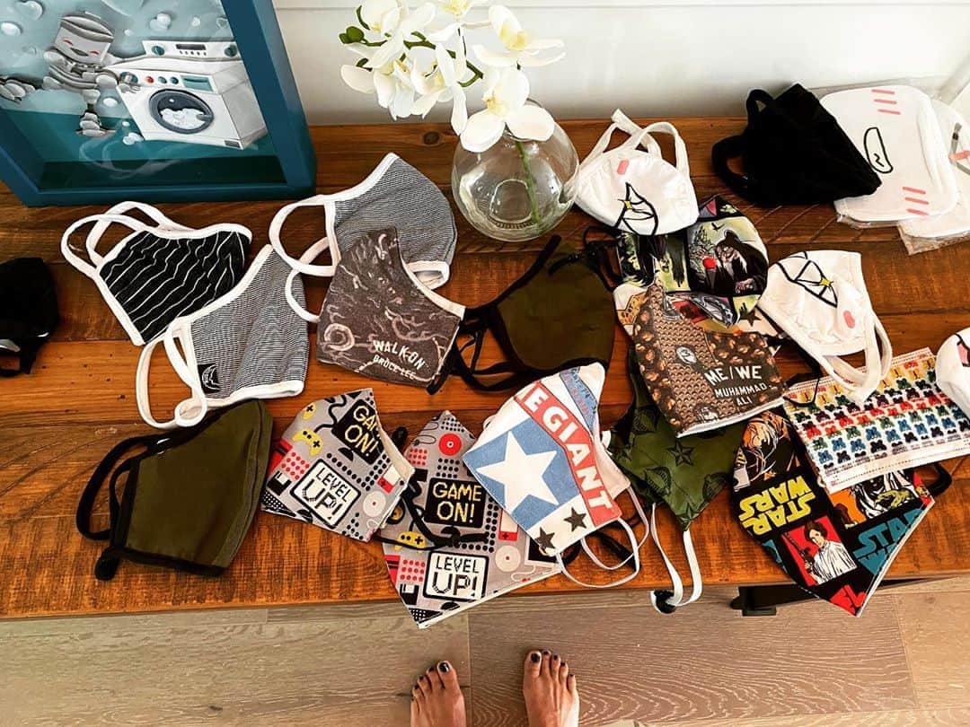 ブレッキン・メイヤーのインスタグラム：「Family laundry day. #DontBeAMaskHole #WearAMask #FaceDresses #FaceShirts」