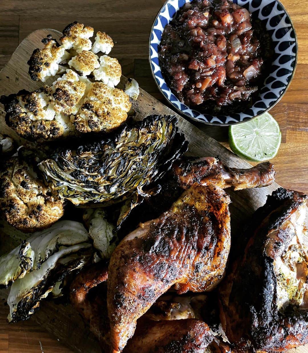 ケリスのインスタグラム：「Its grilling season ! When you get this weeks premium Gold mine box , this is such a good way to start using it right away ! Take your Mediterranean rub , put in a bowl and add olive oil to make a loose paste . Rub all over your chicken or fish or veggies and lightly salt and throw on the grill ! The flavors will immediately transport you to summer in the Mediterranean! I love it ! And a dope tip is of you got cranberry mandarin jam , chop some onions and garlic. Put butter in a pan add 1 tsp cinnamon, 1 tsp cumin , 1 tsp ginger and 1 tsp curry powder let simmer its the perfect easy chutney to go with your grilled feast ! Buen provecho ! #buyblack #cheflife #quarentine #covid19 #selfcare #eatwell #healthyeating #blackfarmers #smoked #bbq #roastchicken #grilledveggies #foodies #food #spices #mediterraneandiet」