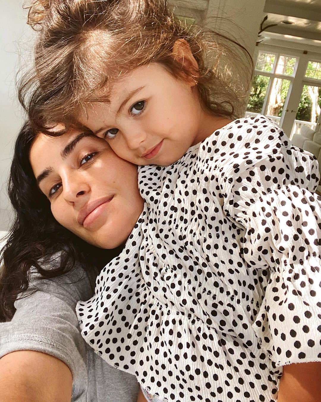 Sazan Hendrixさんのインスタグラム写真 - (Sazan HendrixInstagram)「Where did my baby go? (Swipe) ❤️😭 I needa soak up as much teeny time as I can before baby 2 comes to play! Tonight we’re having “fun Friday”, it’s our first official weekly ‘teeny and me’ date! She asked that we take a bubble bath together to wash her dolls and then a sleepover/movie/ snacks party in mama’s bed! 🤣 Sounds good to me Tee tee!💕#cozyteenytime #teenyandme #datenight #lovehersomuch.」7月18日 8時31分 - sazan