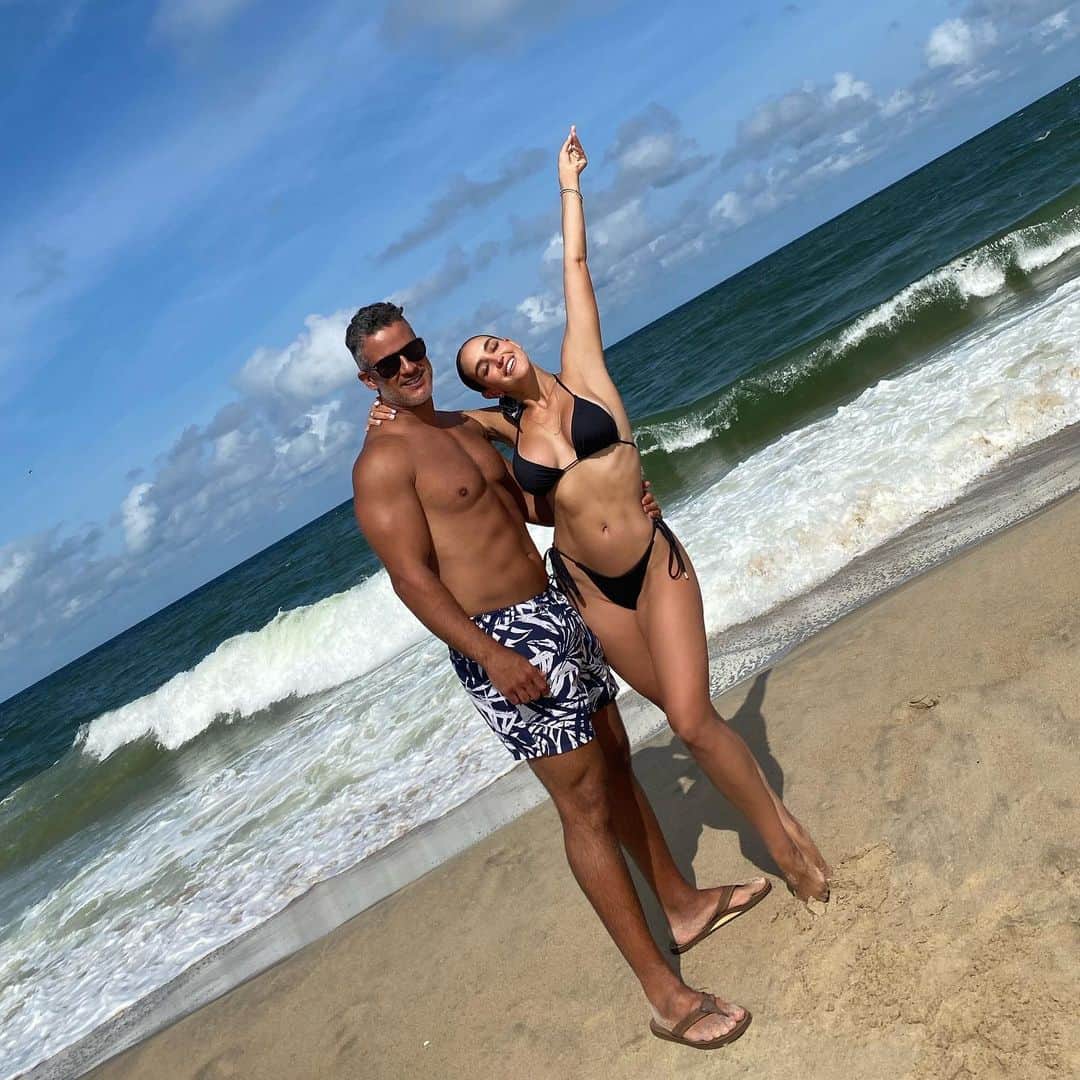 ジャクリン・スウェッドバーグのインスタグラム：「Beach week!」