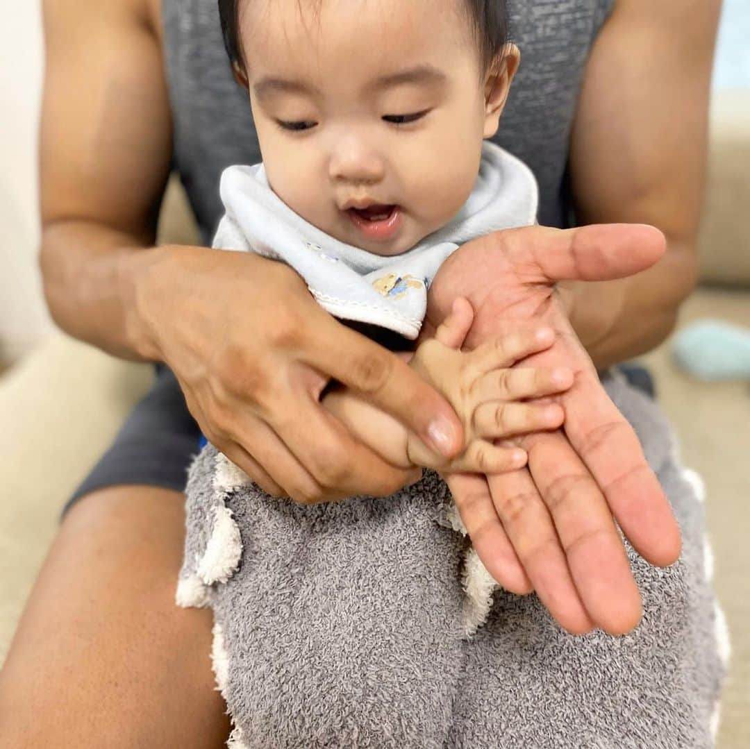 伊藤春香さんのインスタグラム写真 - (伊藤春香Instagram)「パパの手、大きいね☺️﻿ あと数日で、生後10ヶ月です。﻿ ﻿ #ちびけん﻿ #生後10ヶ月 #生後9ヶ月男の子 #生後10ヶ月男の子 #日常写真 #赤ちゃんのいる生活 #赤ちゃんのいる暮らし #おうち時間 #生後9ヶ月」7月18日 8時54分 - ha_chu