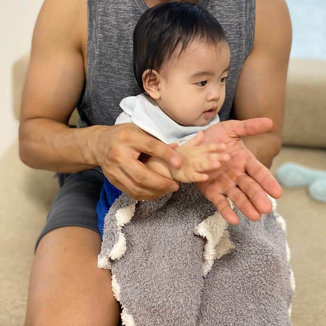 伊藤春香さんのインスタグラム写真 - (伊藤春香Instagram)「パパの手、大きいね☺️﻿ あと数日で、生後10ヶ月です。﻿ ﻿ #ちびけん﻿ #生後10ヶ月 #生後9ヶ月男の子 #生後10ヶ月男の子 #日常写真 #赤ちゃんのいる生活 #赤ちゃんのいる暮らし #おうち時間 #生後9ヶ月」7月18日 8時54分 - ha_chu