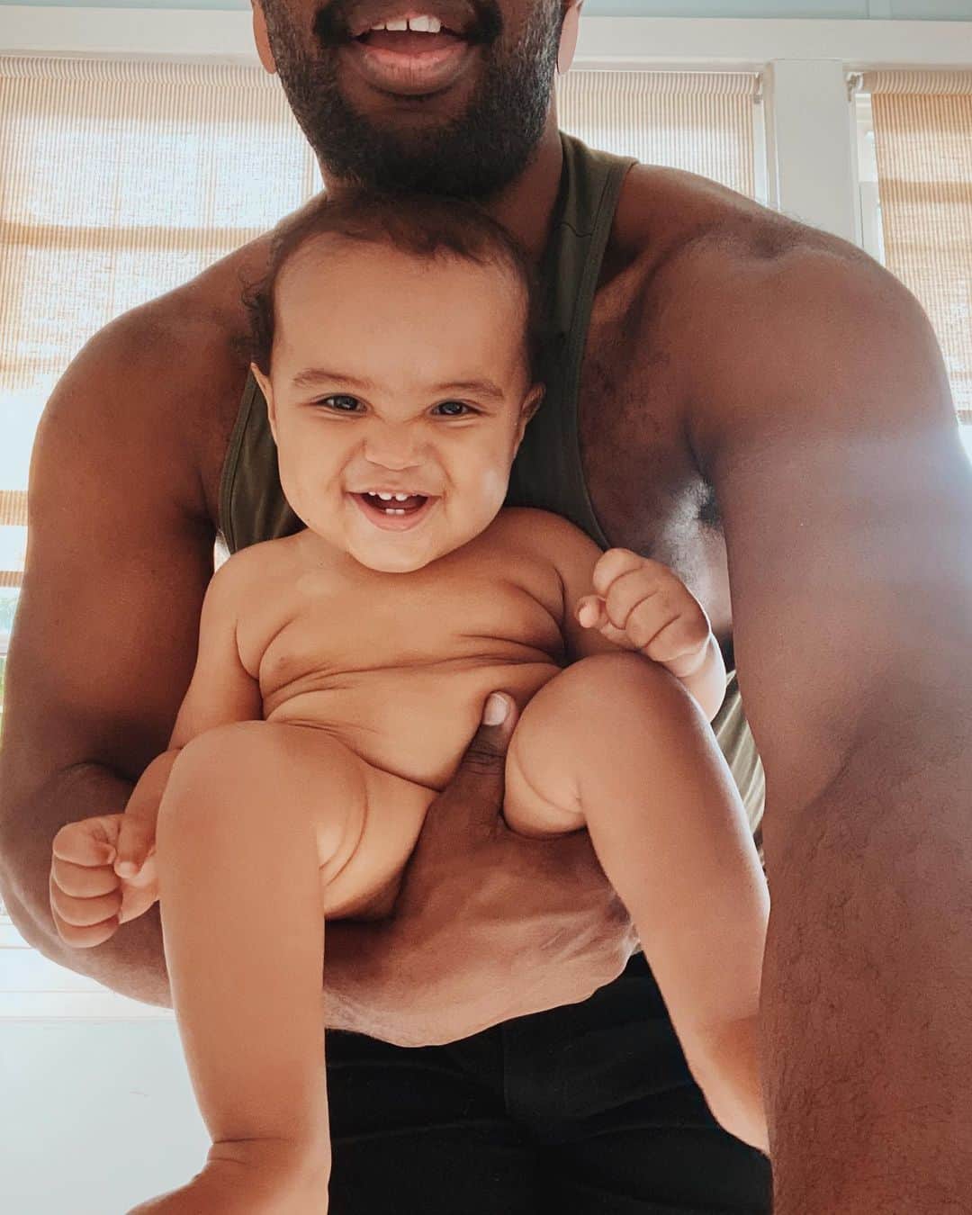 Paul Octaviousのインスタグラム：「Look who’s having the best day ever and just farted in my face after a bath ...🖤✨ #babyseb #daddy #blackfathers #queerfamily」
