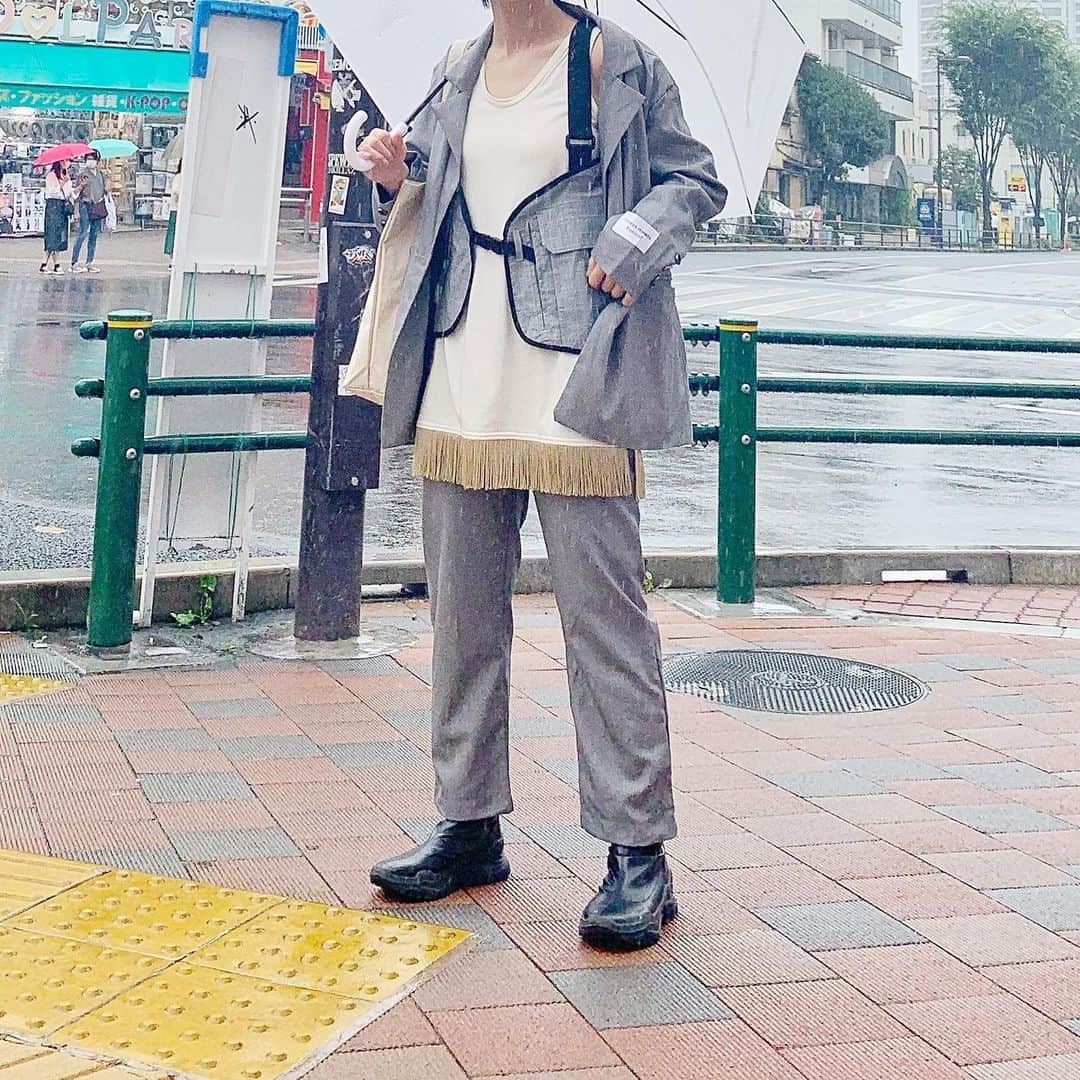 光永さんのインスタグラム写真 - (光永Instagram)「東京はずっと雨やし、肌寒いです。 セットアップのインナーを遊ばせていますね🌼 . セットアップ：#pivotdoor  タンクトップ：#rayBEAMS ベスト：#senseofplace  スニーカーブーツ：#jouetie . お気に入りアイテムたくさん。 メンズライクなヘアセットしたけど、雨でだいぶ崩れてますが。 . . #セットアップコーデ #セットアップ #メンズライクコーデ #ボーイッシュコーデ #フリンジ #ボーイッシュ #メンズライク #雨の日コーデ」7月18日 20時00分 - hinata_official__