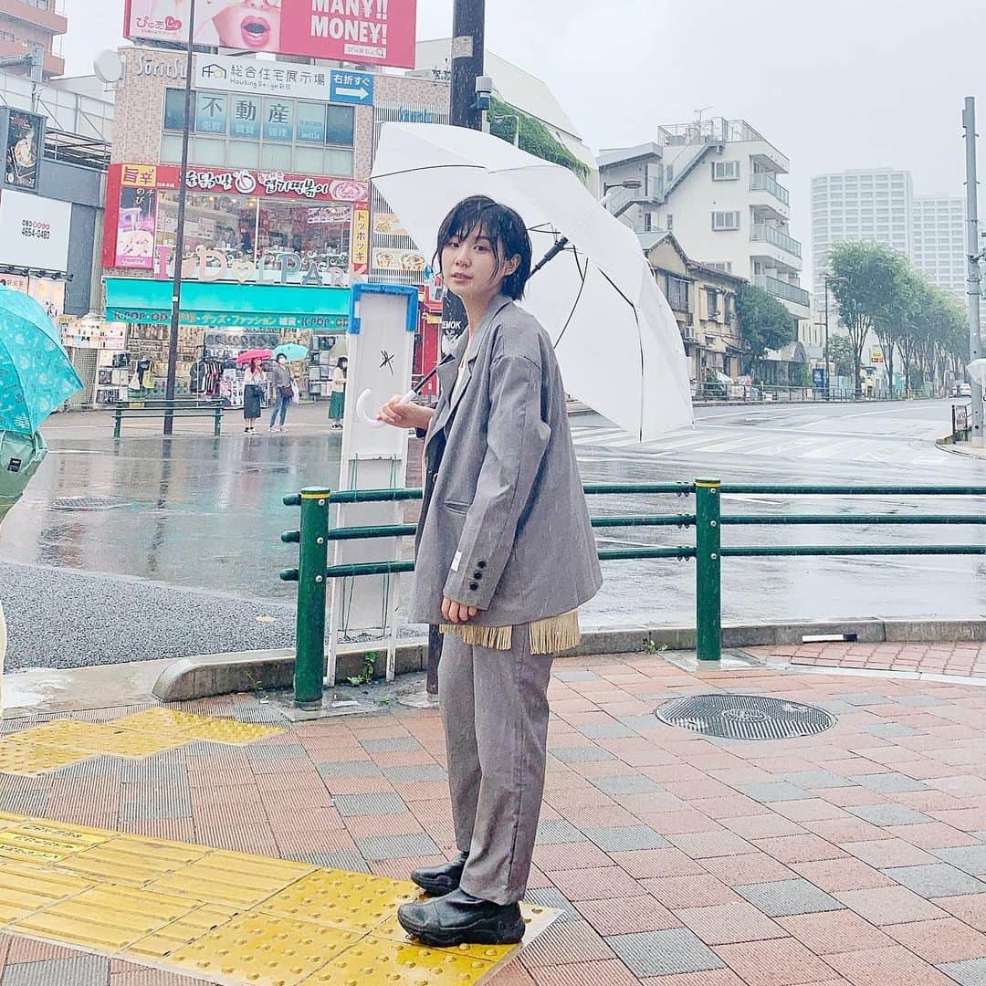光永さんのインスタグラム写真 - (光永Instagram)「東京はずっと雨やし、肌寒いです。 セットアップのインナーを遊ばせていますね🌼 . セットアップ：#pivotdoor  タンクトップ：#rayBEAMS ベスト：#senseofplace  スニーカーブーツ：#jouetie . お気に入りアイテムたくさん。 メンズライクなヘアセットしたけど、雨でだいぶ崩れてますが。 . . #セットアップコーデ #セットアップ #メンズライクコーデ #ボーイッシュコーデ #フリンジ #ボーイッシュ #メンズライク #雨の日コーデ」7月18日 20時00分 - hinata_official__