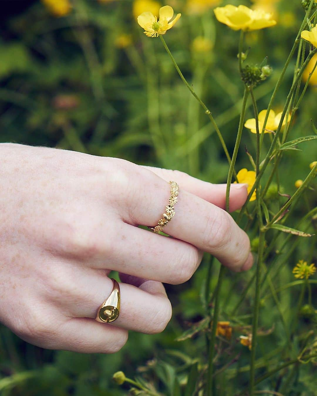 アレックスモンローさんのインスタグラム写真 - (アレックスモンローInstagram)「In ‘The Beekeeper’ flowers and leaves entwine to reveal tiny, precious bees nestled within.🐝✨ The most intricate fine jewellery collection Alex has ever created, ‘The Beekeeper’ is handmade in 18ct solid gold and is a bee-loved collection for Engagement rings and Wedding bands. 💍 Scroll through to carousel to discover our bee-autiful and unique Beekeeper rings! ✨ Product links in shot 📸  #AlexMonroe #HandmadeinEngland #InspiredbyNature #EthicallyHandmade  #beejewelry #beering #bumblebeejewelry #beejewellery #bumblebeejewellery #alternativeengagementring #trilogyring #engagementring」7月18日 19時53分 - alexmonroejewellery