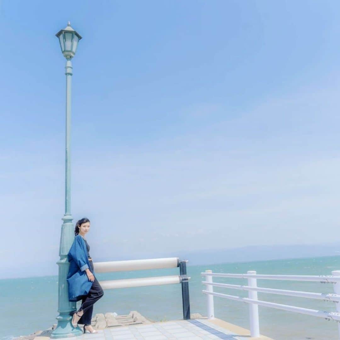 i_am_happpyのインスタグラム：「. .﻿  @cchannel_girls  @cchannel_lemonsquare 様にいただいた . ﻿ ワンダーハニー @vecuahoney.official コロコロローラー美容液 期間限定クールタイプ❄️💙 . . パケも可愛いし柑橘系の香りも良くて素敵🍋 そのままコロコロしてもひんやりするけど、 冷蔵さらに冷凍してもOK💡 冷凍しても凍らない新処方なの！ ﻿. コロコロローラーでマッサージすると すごく気持ち良くて、私は鎖骨やフェイスラインの マッサージに使ってます❣️むくみケアにも効果的🙆‍♀️ ﻿. #vecuahoney#ベキュアハニー#期間限定 #夏限定品#lemonsquare🍋#スキンケア #美容#美容液」