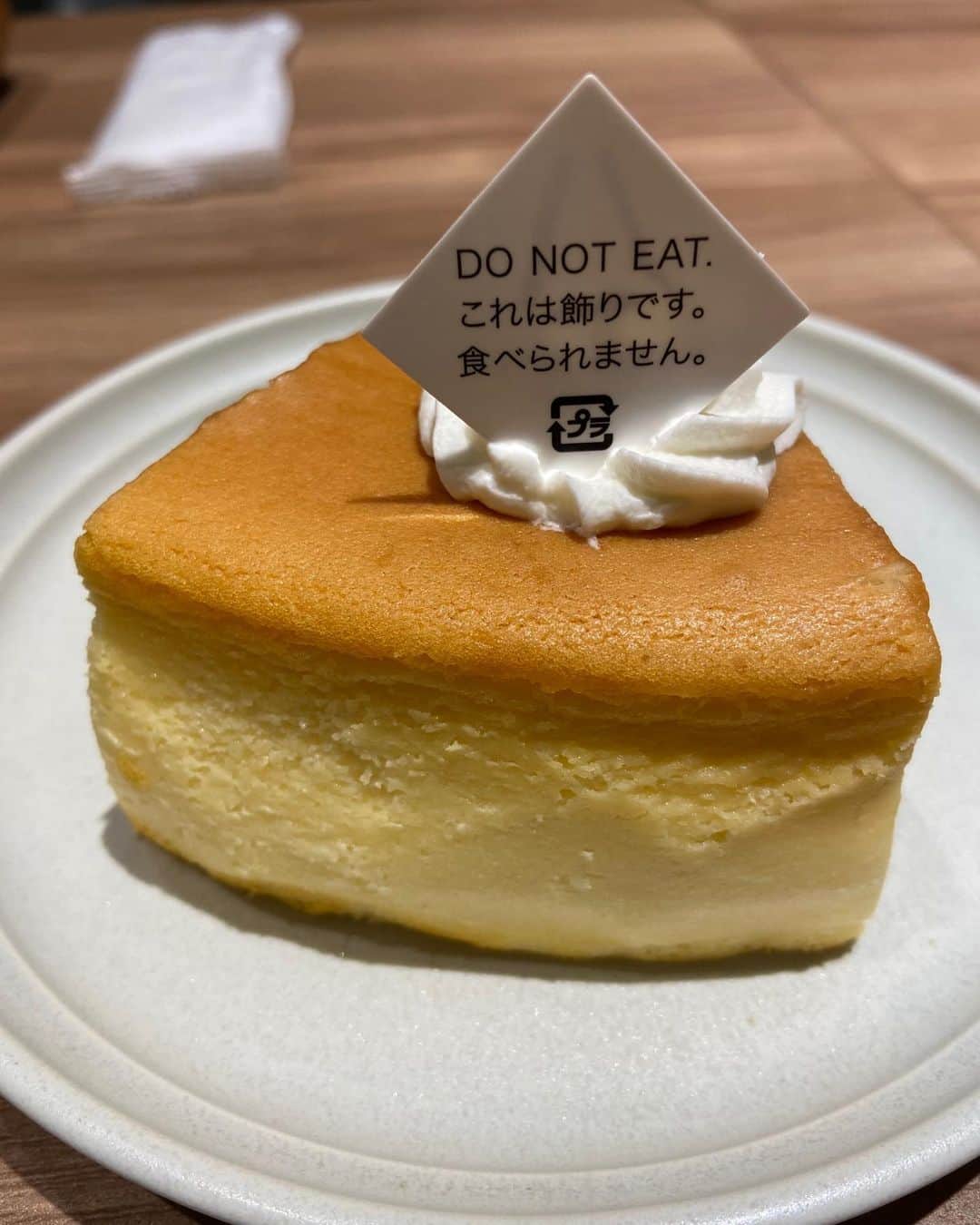 Kensho Onukiさんのインスタグラム写真 - (Kensho OnukiInstagram)「買い物終わりに寄り道。来たケーキ見たら🍰何やら文字が。ははぁ、なるほど。マジパンとかと間違えちゃう？ふわふわのチーズケーキ😊#自由が丘 #YATSUDOKI #コーヒータイム #食べれません」7月18日 19時57分 - kensho_onuki