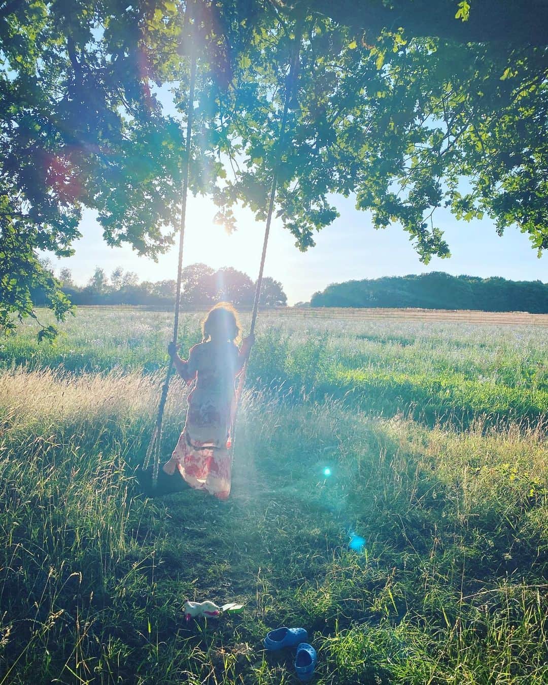 リリー・コールのインスタグラム：「I signed this letter written by 4 youth activists, asking EU leaders (gathering this weekend) to address the climate crisis ~ especially as they seek to rebuild economies post Covid. The letter is well researched and clear. I’ve included some extracts here, or link to the full letter in my bio ~ have a read, and if you agree, please add your name. We live - and completely depend - on our beautiful planet 💚 #FaceTheClimateEmergency」