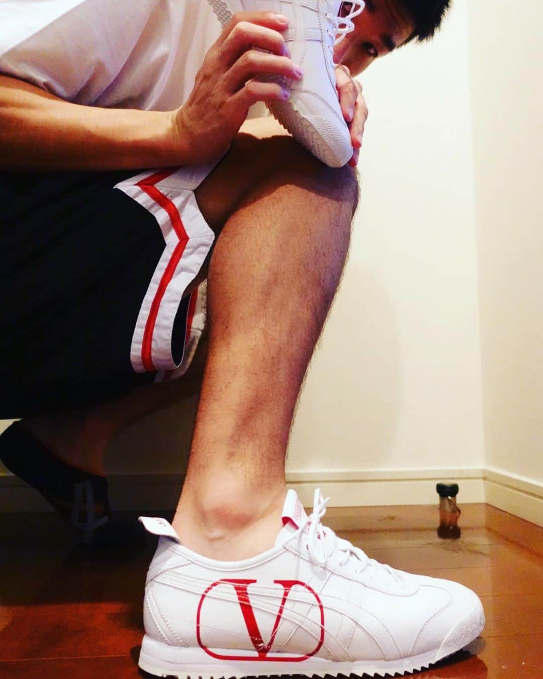 桐生祥秀のインスタグラム：「New shoes シンプルな靴は服もあわせやすいし 使いやすい 雨が降ってない時に早速履いてみよう  #onitsukatiger」