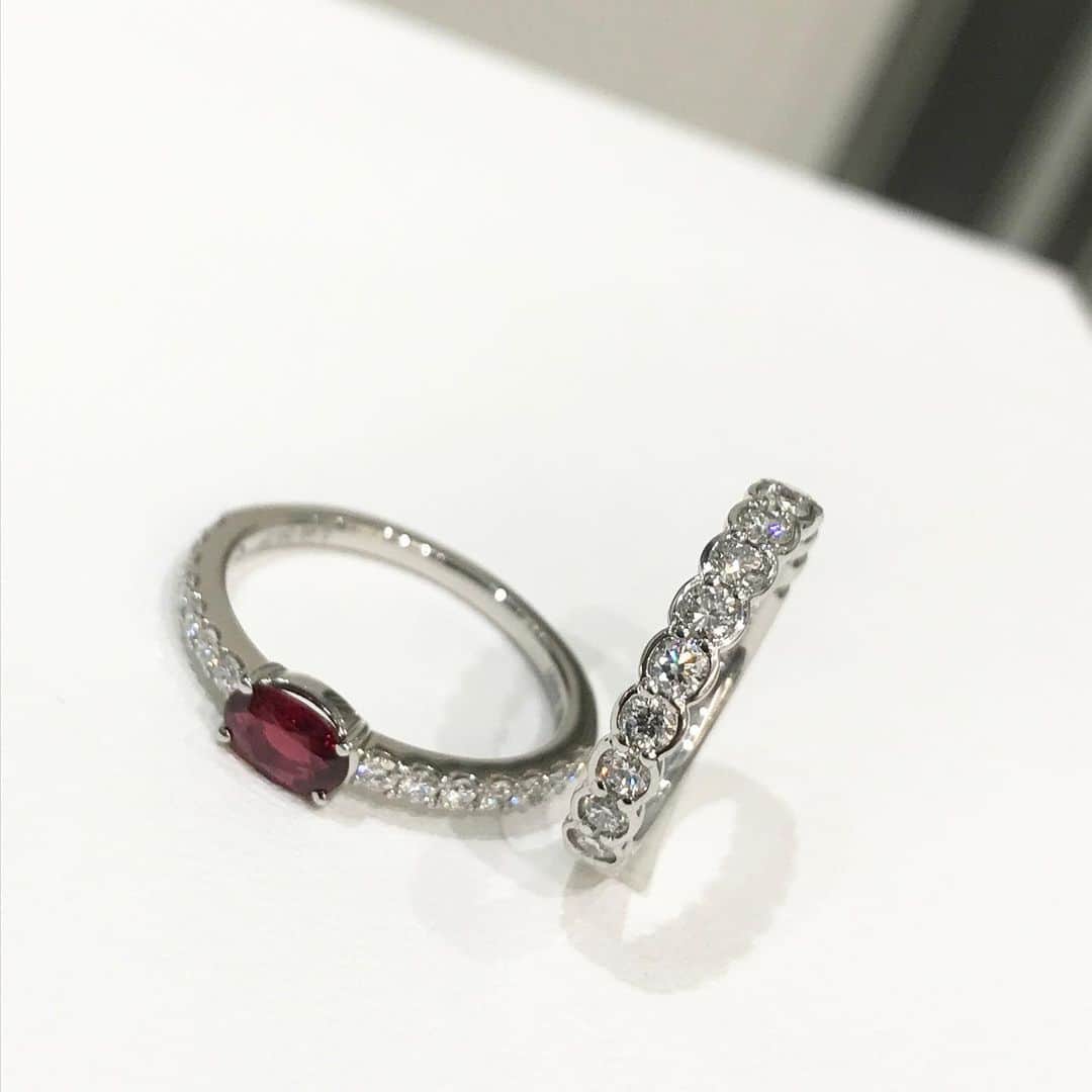のインスタグラム：「【Eternity Diamond Fair】-7/19 赤いカラーストーンは、NADIAの非加熱ルビーリング。エタニティの楽しみの一つは重ね着けできること。相性の良いデザイン同士が出会ったときは、より一層ジュエリー への愛着を生み出します。 #銀座  #ginza  #銀座シックス  #ginzasix  #メゾンドナディア #maisondenadia  #madeinjapan  #jewelry  #ジュエリー  #期間限定 #リング #ブレスレット #ダイヤ #ルビー #エタニティ #重ね着け  #nadia」