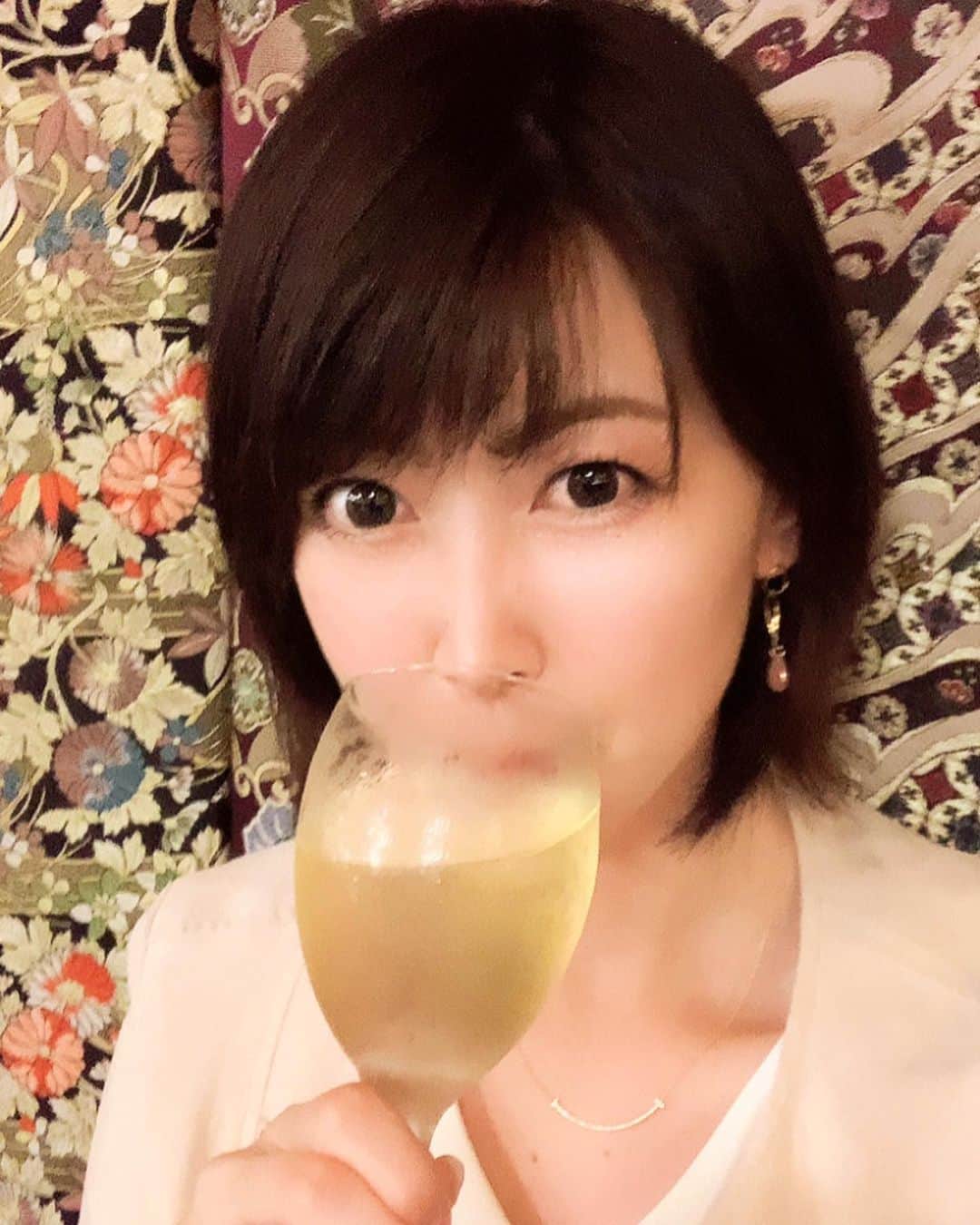 青木美香のインスタグラム：「最近白ワインが好き♡  #新目黒茶屋#カレーが美味しいお店」