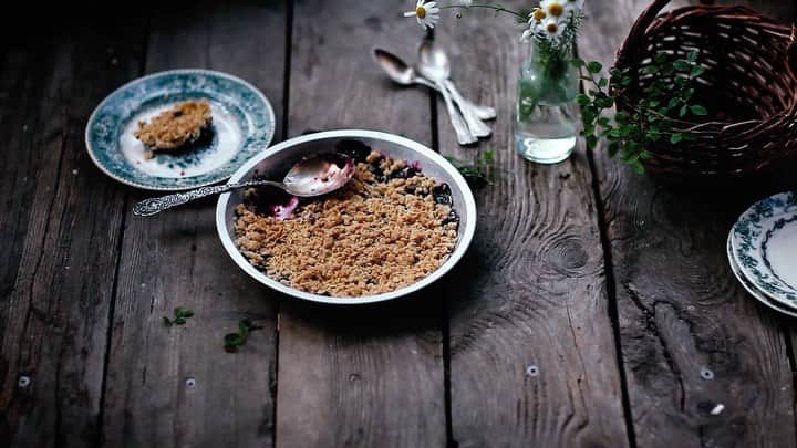 Linda Lomelinoのインスタグラム：「New blogpost and YouTube video! I’ve been overthinking a lot lately, especially what to post on my blog. So I decided enough is enough, if I don’t have energy to make intricate, incredible layer cakes, why not just make something simple? That’s what I prefer eating anyway. How about you? Here is a simple Blueberry Cardamom Crumble! You can watch the full video on my YouTube and find the full post on callmecupcake.se. Link to both in my profile 💜」