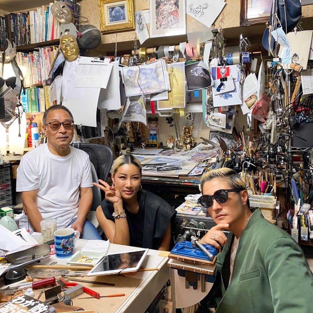 VERBALのインスタグラム：「Visiting @hajimesorayamaofficial sensei’s atelier before 🍣 at @3110nz   空山基さんのアトリエにお邪魔しました！歴史が凝縮された刺激的な空間でした。その後は @3110nz にて🍣」