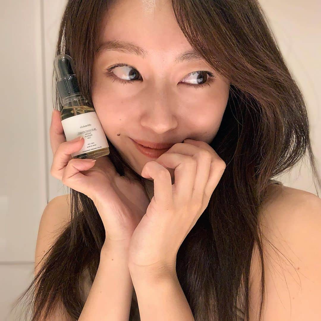 小祝麻里亜のインスタグラム：「今朝は寝起きも肌ツヤが良かったから、特に誰にも会わないし、メイクしないで過ごしてみた本日🧚‍♂️暗いニュースが続くけれど…スキンケアは自分を楽しくさせる事の1つなので、美容アイテムの発掘をしてワクワク過ごしてます🌿😌  ． ． 昨晩からはPR時代の先輩がこぞって載せてた美容オイルを使ってます🌱🌱　3月にもアップした @olukanmo_organic から最近でた新作ですよんっ。おうち時間の人もそうじゃない人も健やかで楽しい日々をお過ごし下さい〜😊💪💪  ＿＿＿＿＿＿＿ #おうち美容  #スキンケア #スキンケアルーティン  #オルカンモ #美容好き #skincare #beauty #beautystagram #olukanmo #오운애티튜드 #화장품 #뷰티스타그램」