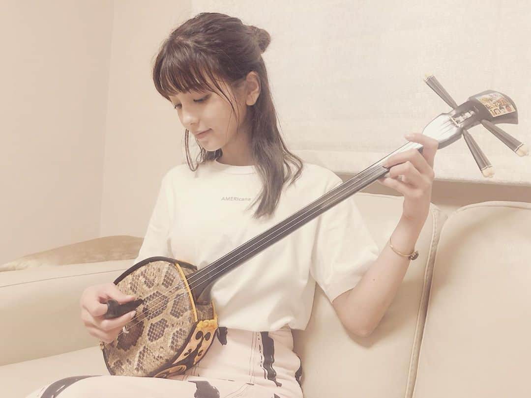 のインスタグラム：「合間にちょこちょこ 楽しんでやってます🪕  三線の音色は、魂に響く。 大げさじゃなく いつ弾いても感動と、前を向いて生きる希望が湧き立ってきます。  きっとこれからたくさん私を励ましてくれるんだろうな〜🪕  どんなことがあっても、諦めたくないな。  早くみんなに聴いてほしいので 練習がんばるね☺︎ . . .  #三線 #沖縄三線 #安里屋ユンタ  #海の声 #心に響く #練習中 #癒し #夏 #summer  #沖縄 #okinawa #model #fashion  #makeup #beauty  #東京 #tokyo #南里美希」